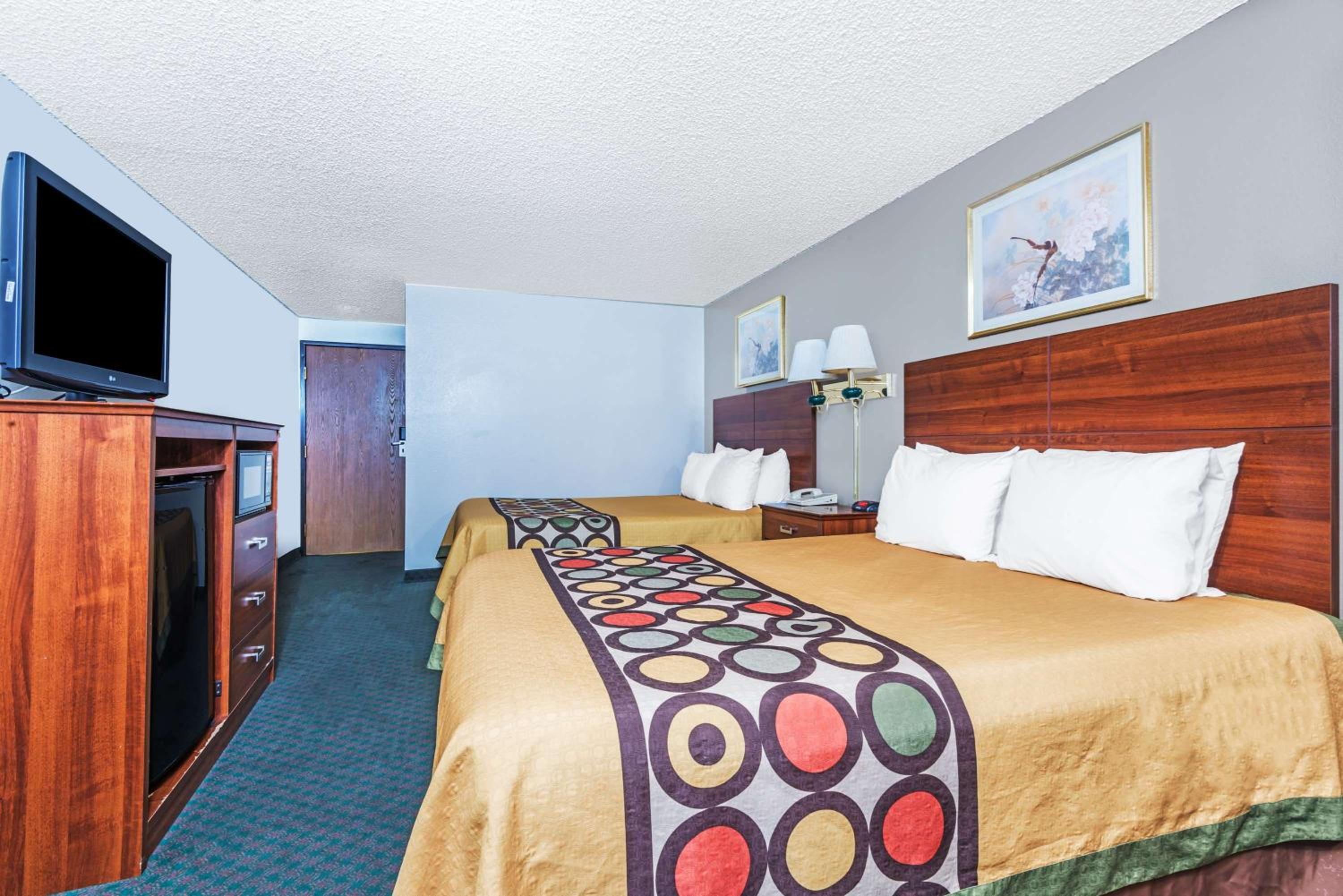 Queen Room with Two Queen Beds - Non-Smoking - Photo 2