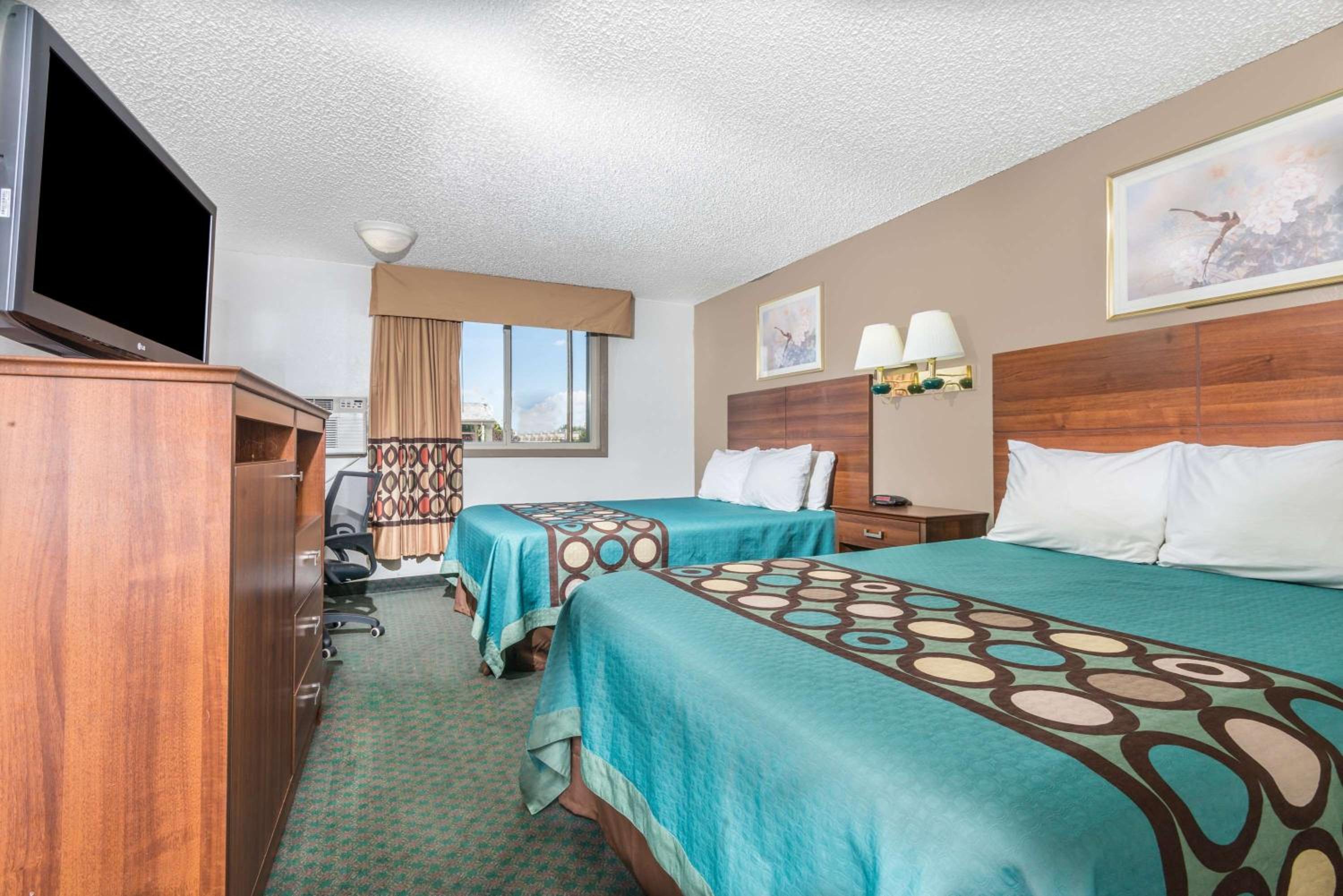 Queen Room with Two Queen Beds - Non-Smoking - Photo 5
