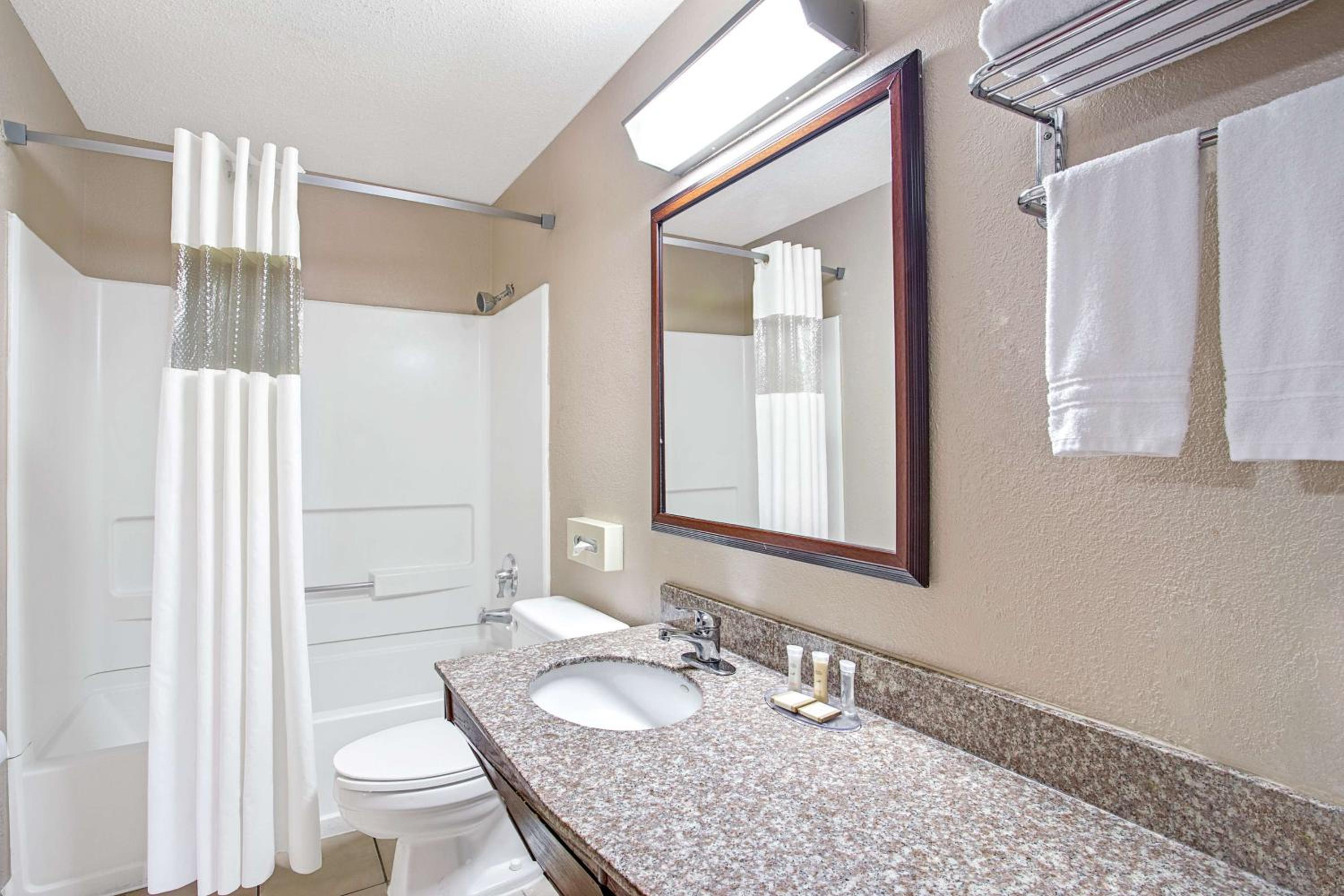 Deluxe King Room - Non-Smoking - Photo 2
