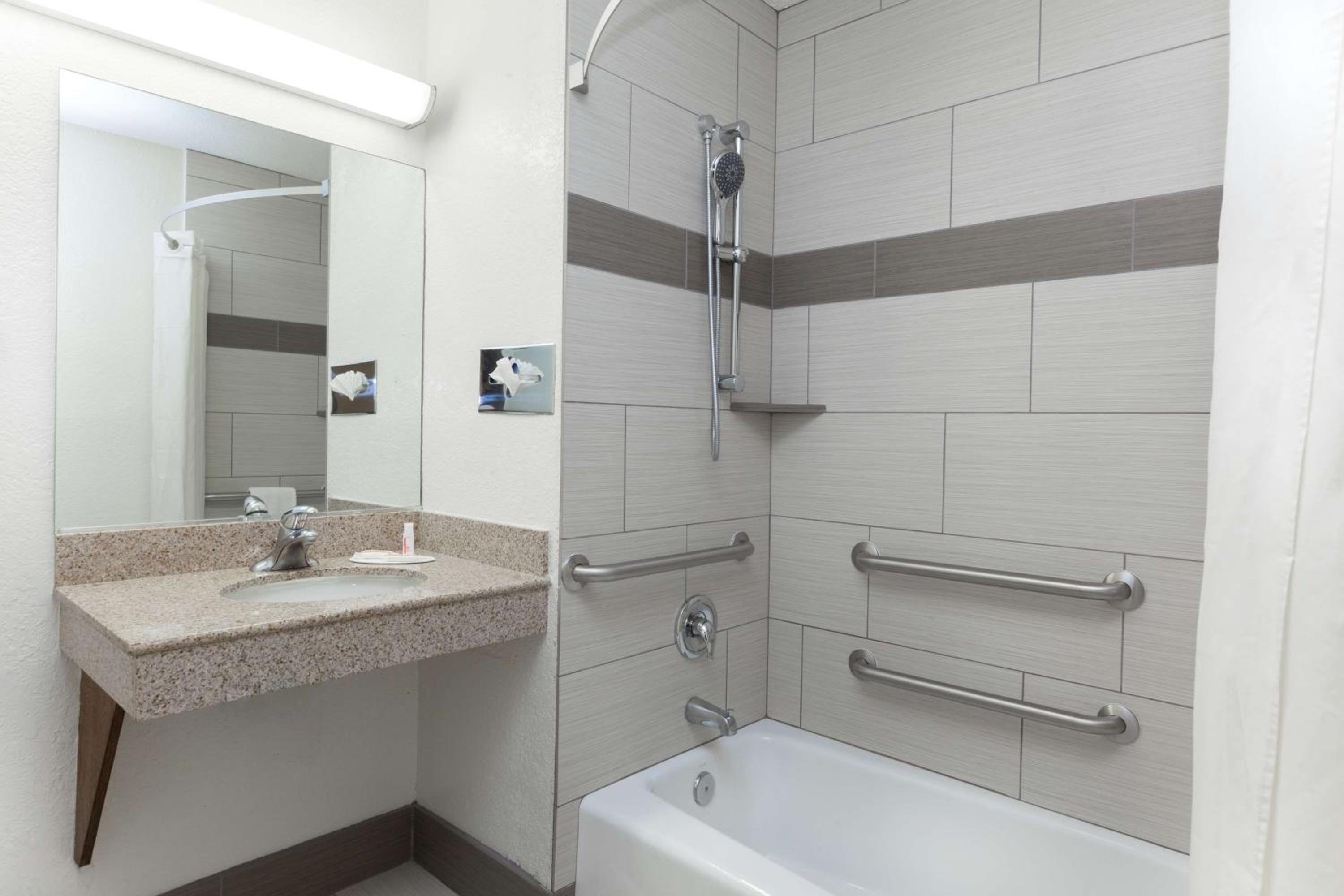 King Room - Mobility Access/Non-Smoking - Photo 4