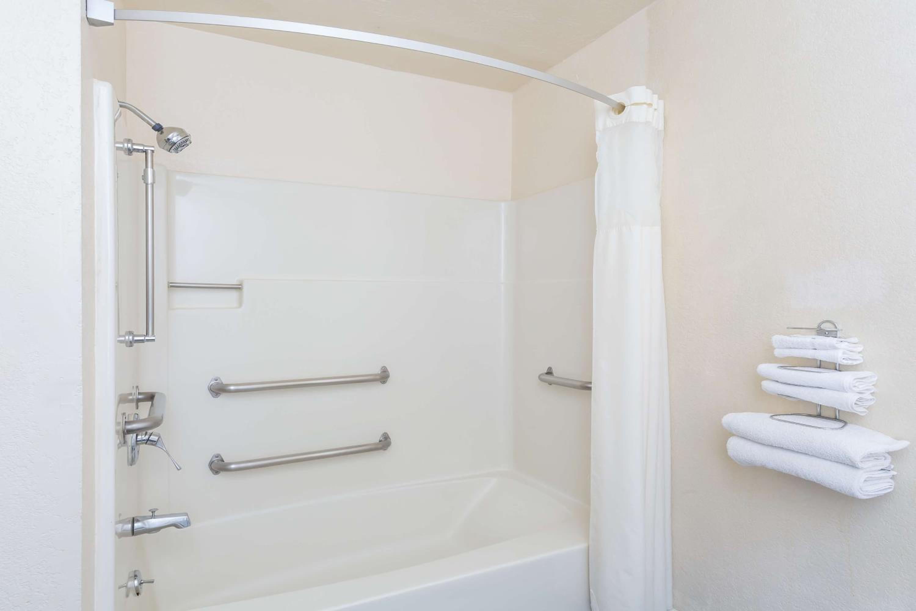 1 King Bed, Mobile Accessible Room, Bathtub w/Grab Bars, Non-Smoking - Photo 15