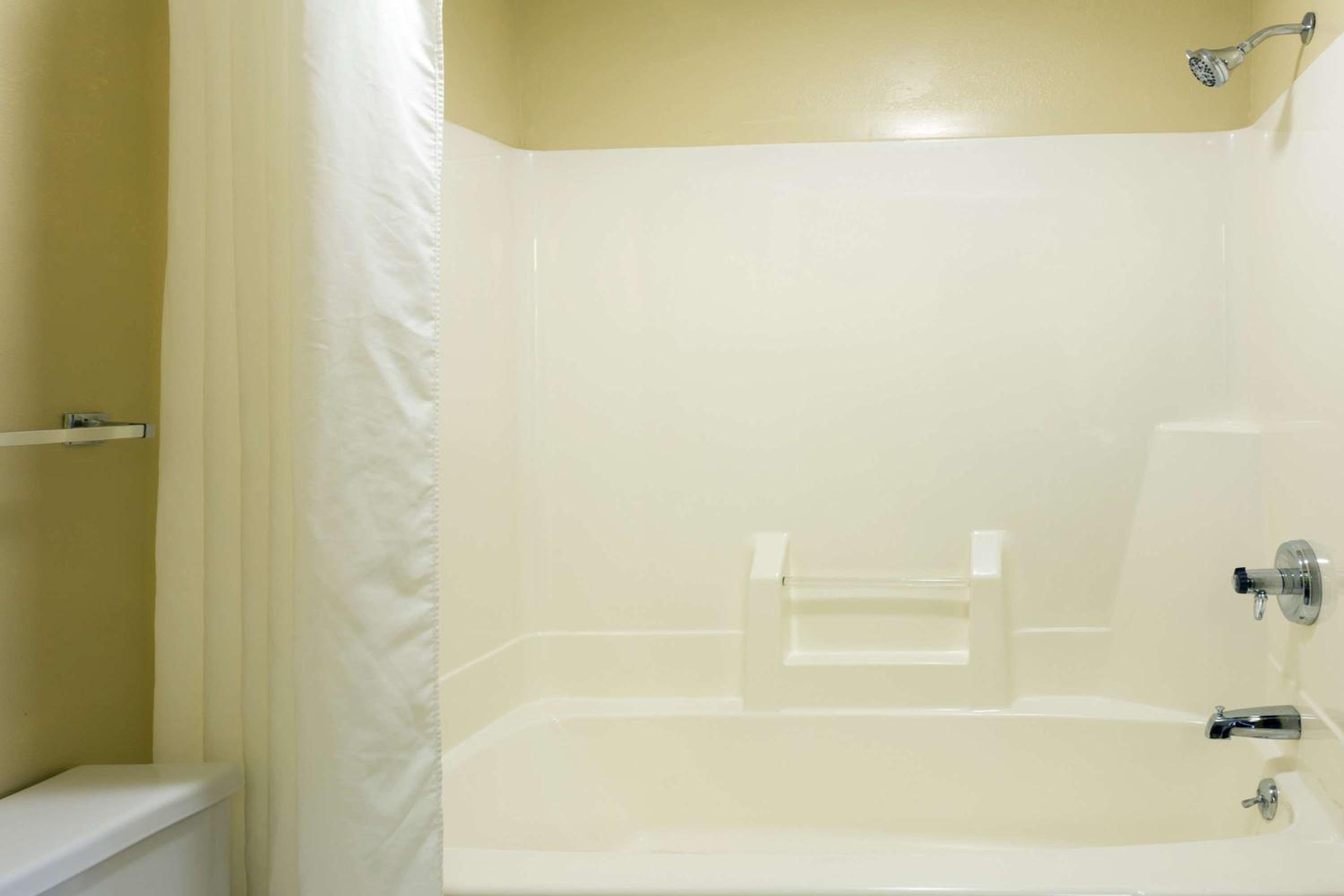 Queen Room with Two Queen Beds - Non-Smoking - Photo 2