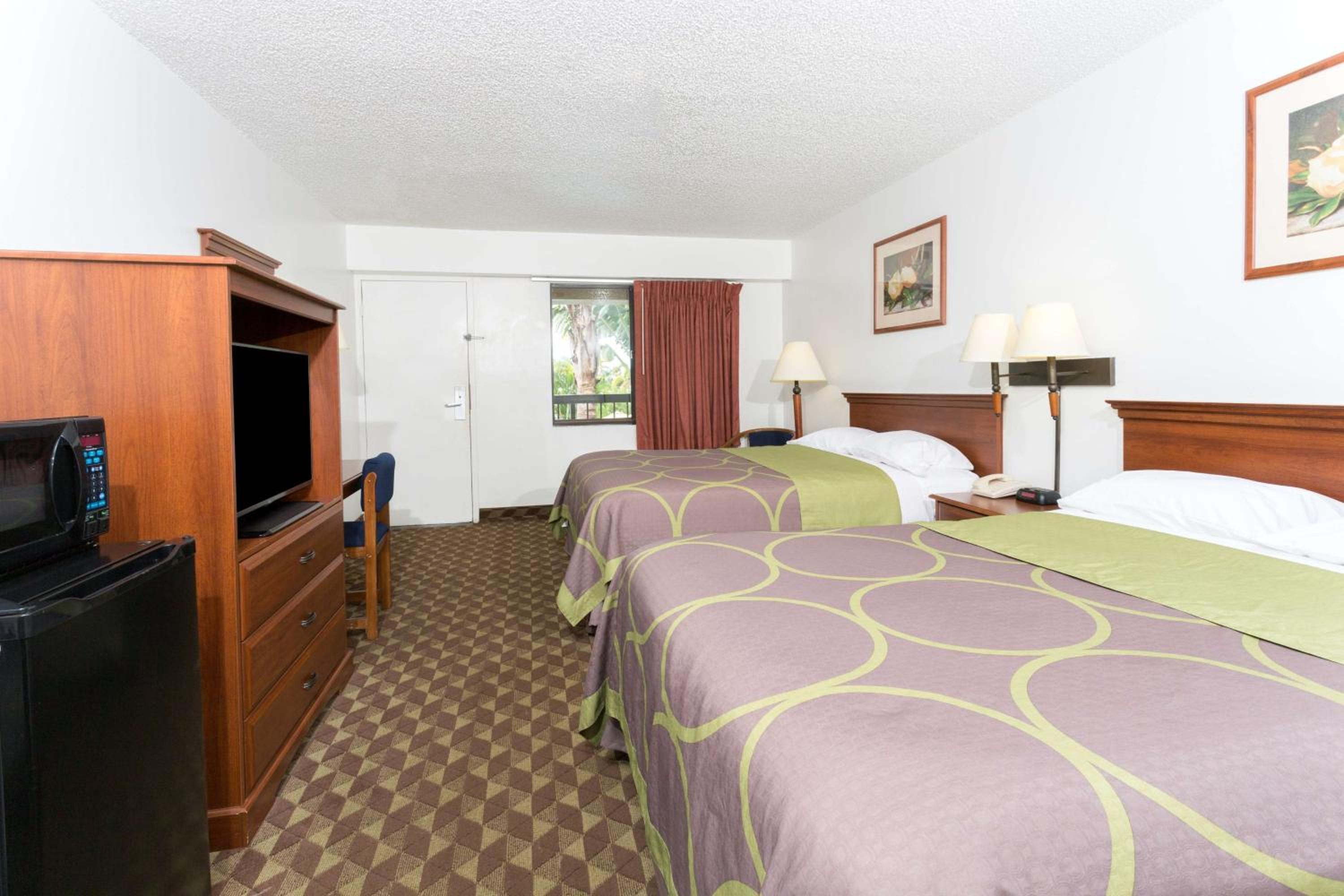 Queen Room with Two Queen Beds - Non-Smoking - Photo 1