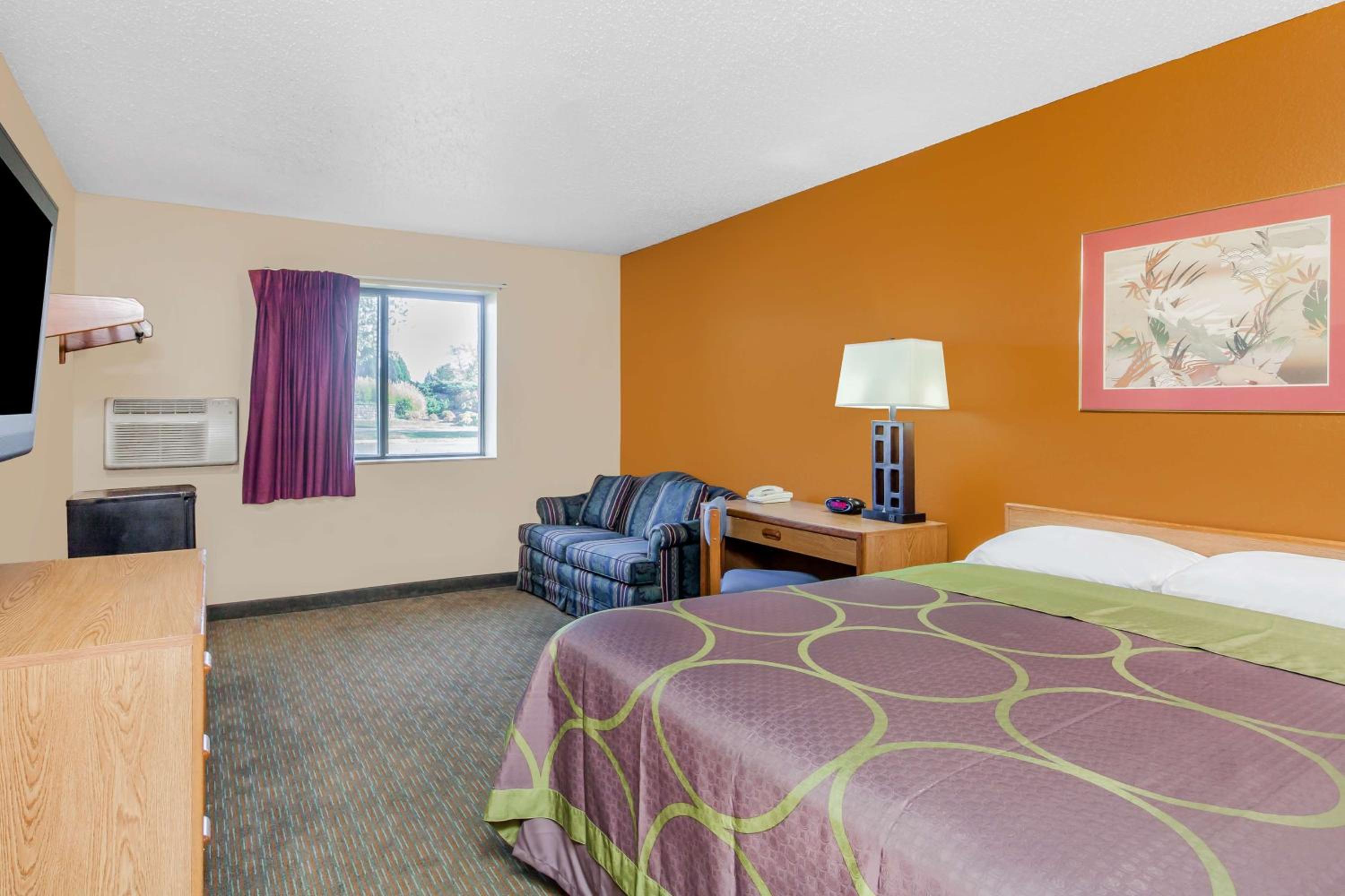 King Room - Non-Smoking - Photo 3
