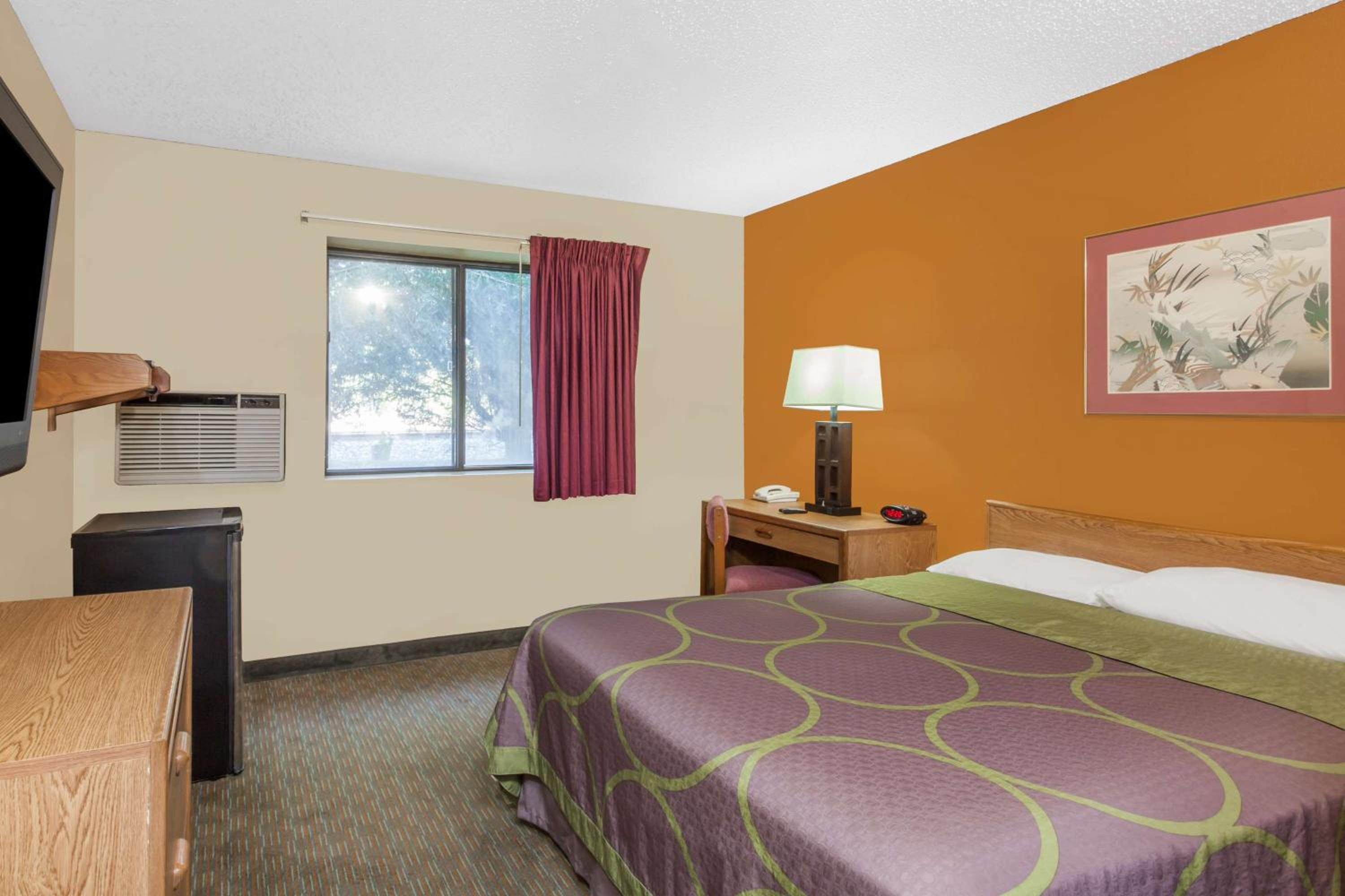 King Room - Non-Smoking - Photo 10