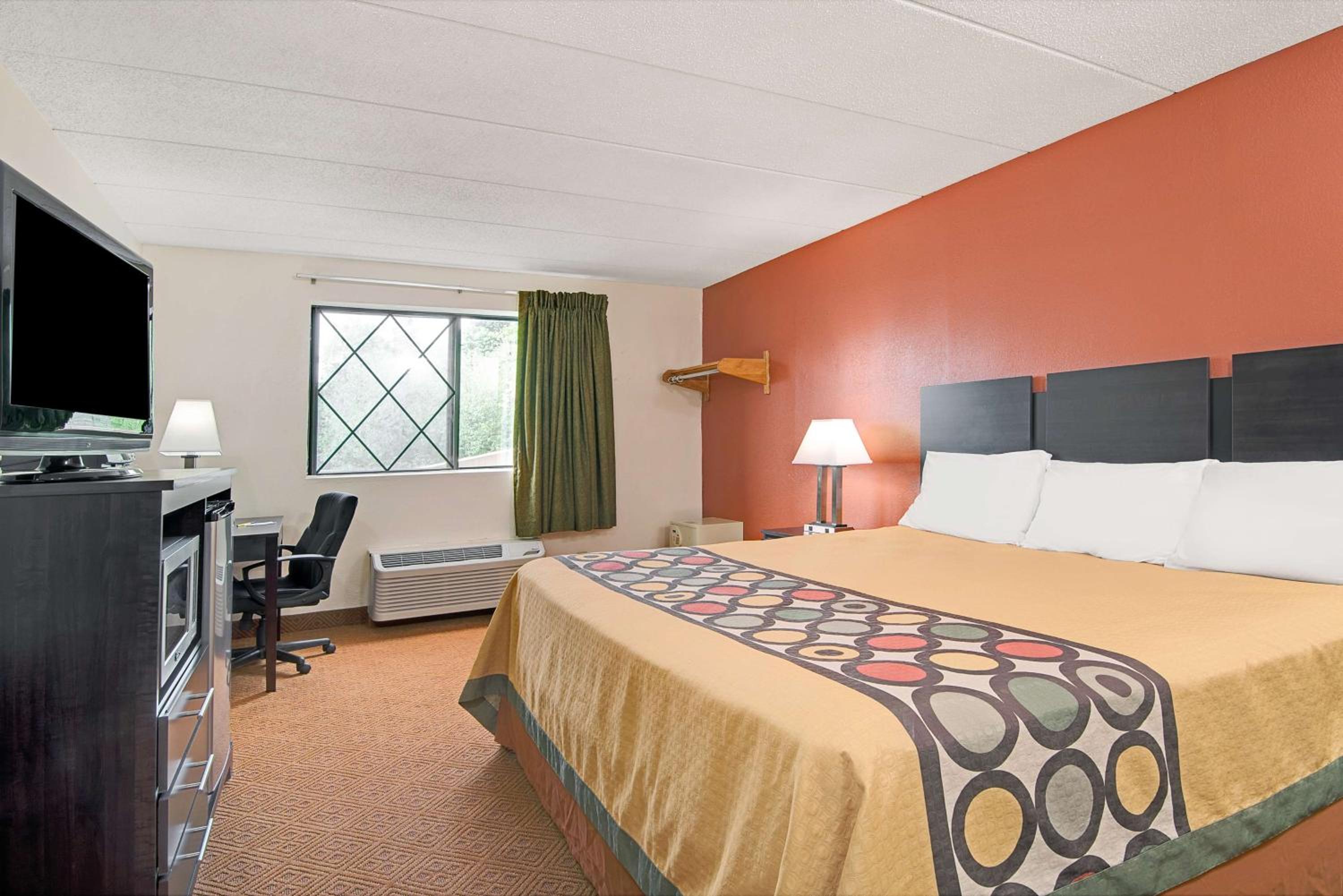 Deluxe King Room - Non-Smoking - Photo 7