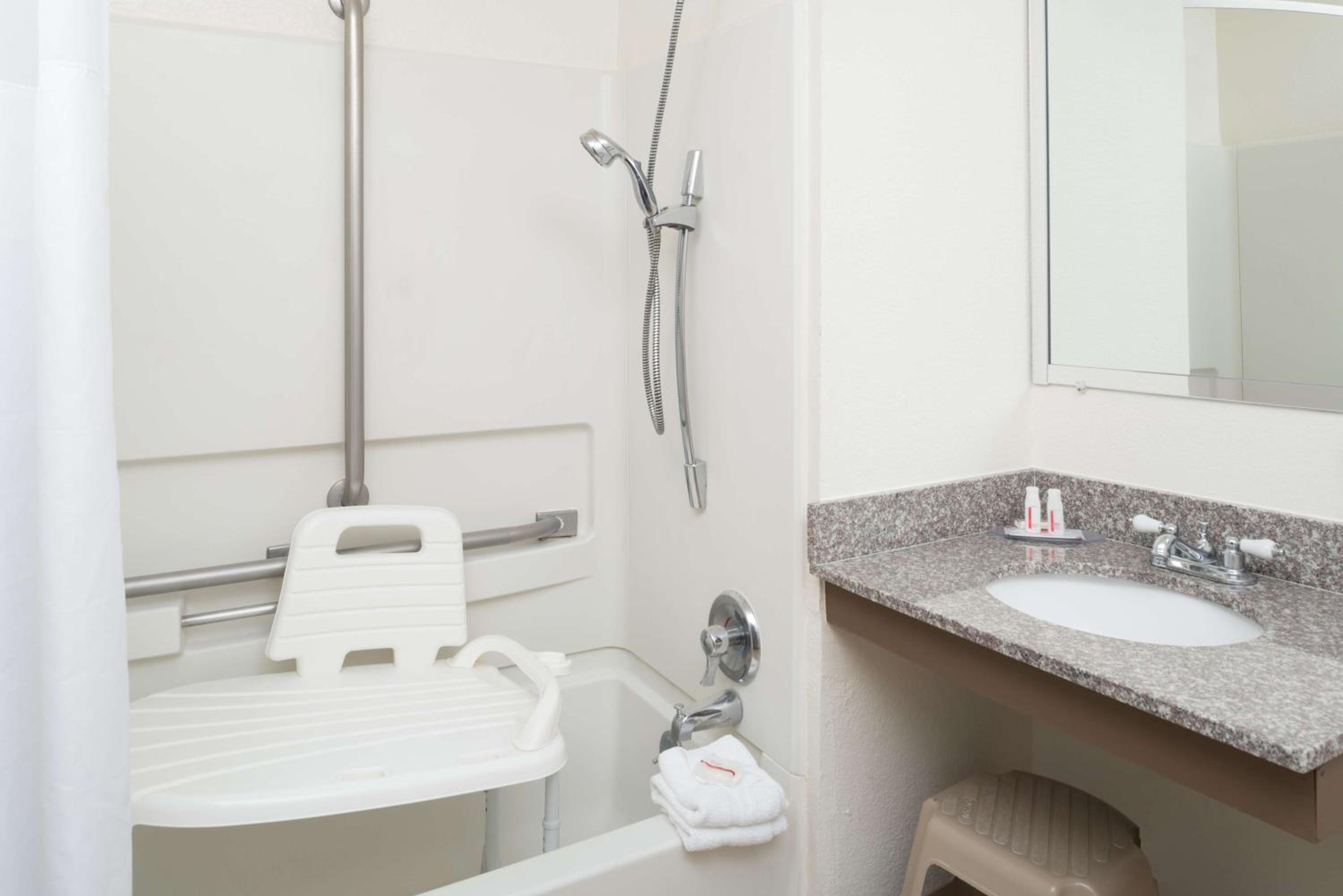 Queen Room with Bath Tub - Mobility Accessible/Non-Smoking - Photo 7