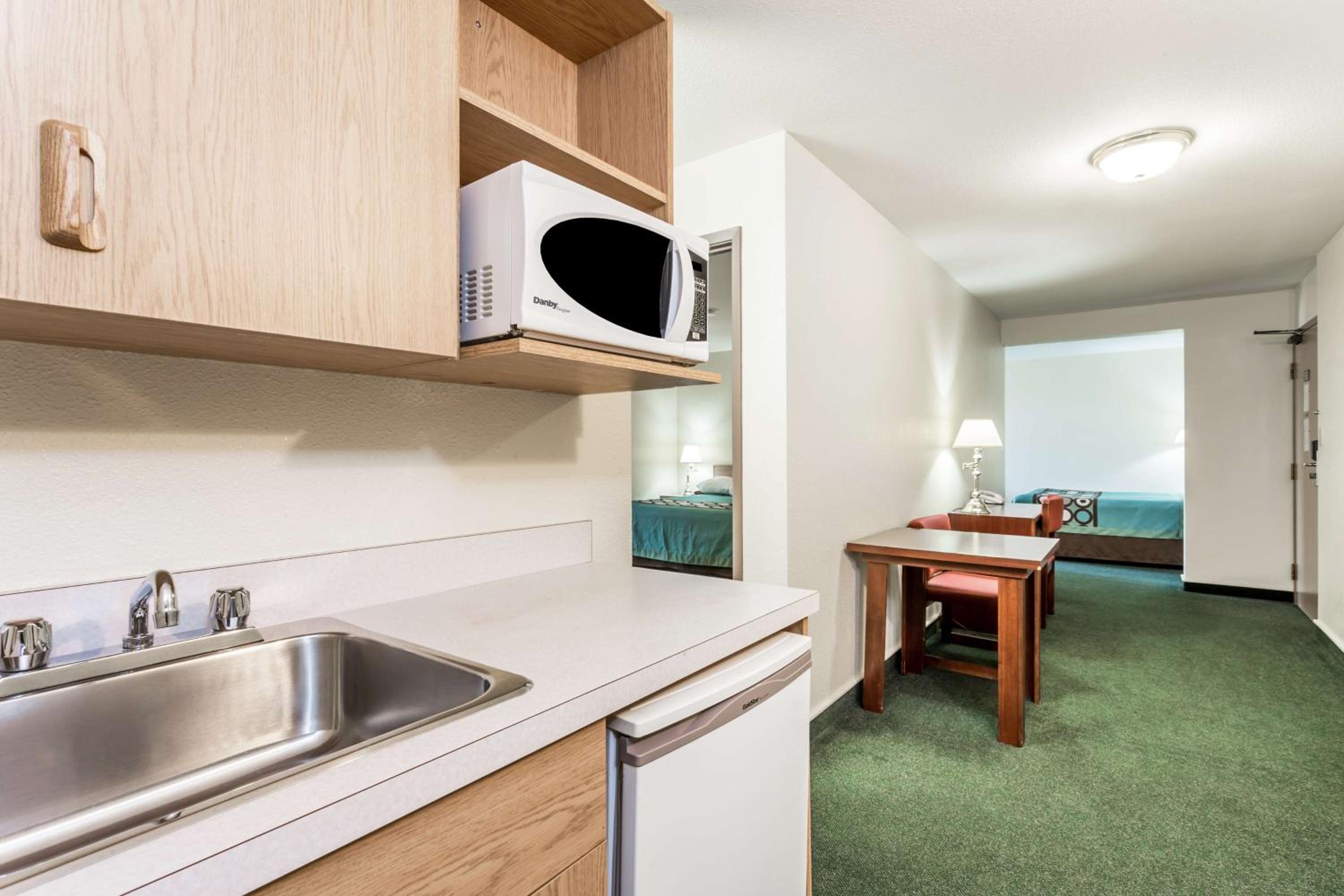 Deluxe King Suite - Non-Smoking - Photo 1