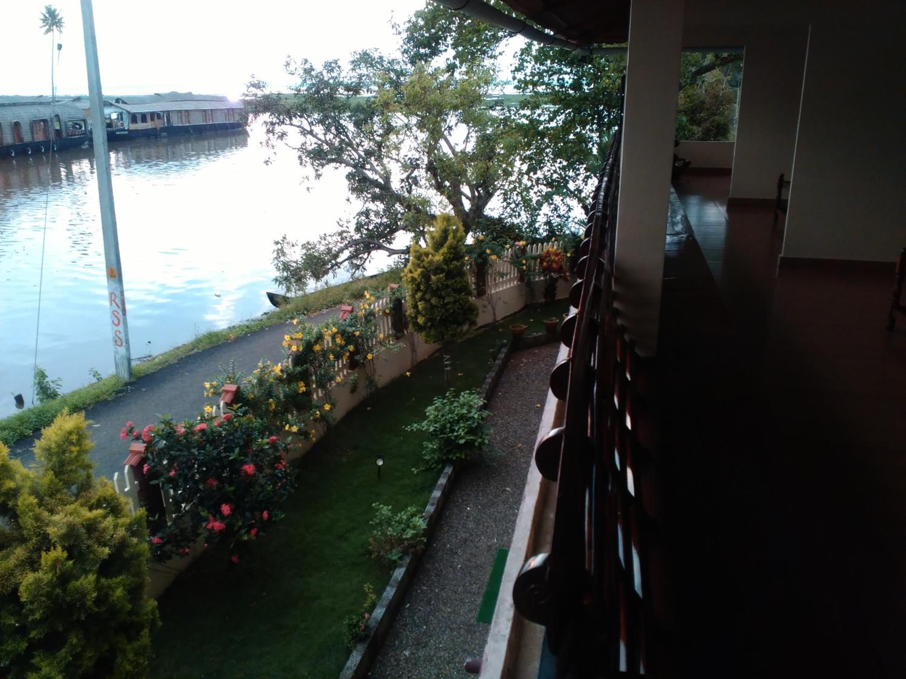 Double Room with Balcony - Photo 10