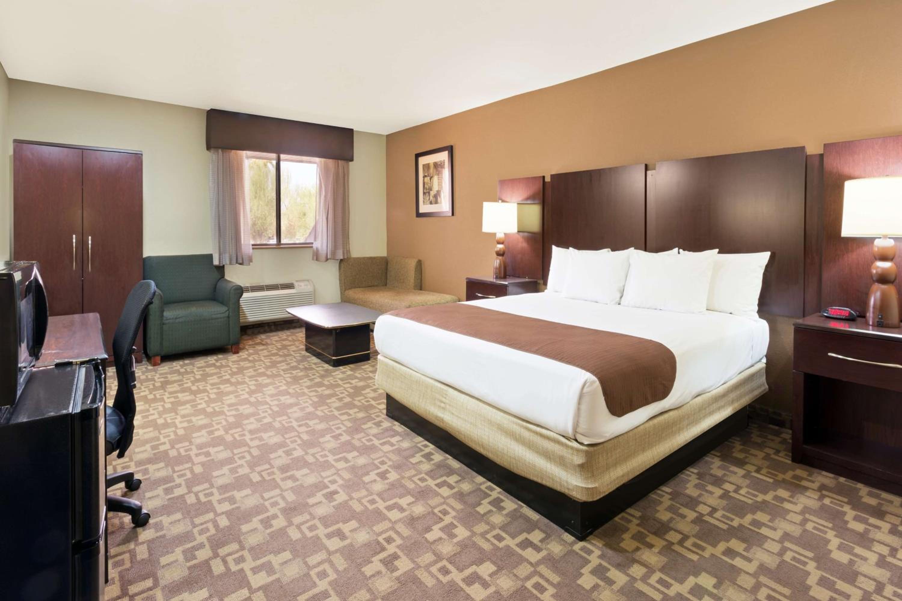 Superior King Room - Non-Smoking - Photo 7