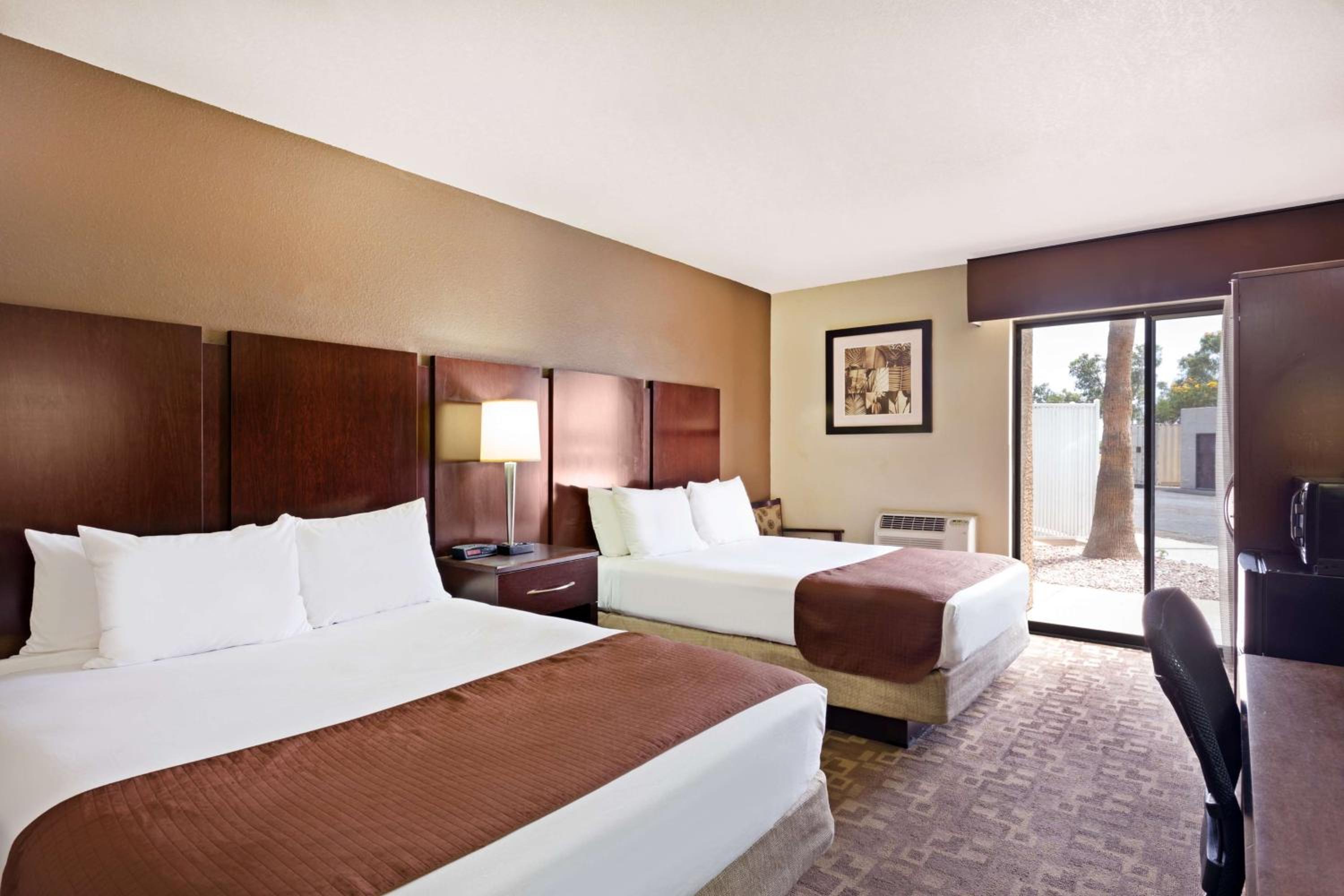 Queen Room With Two Queen Beds - Non-Smoking - Photo 6