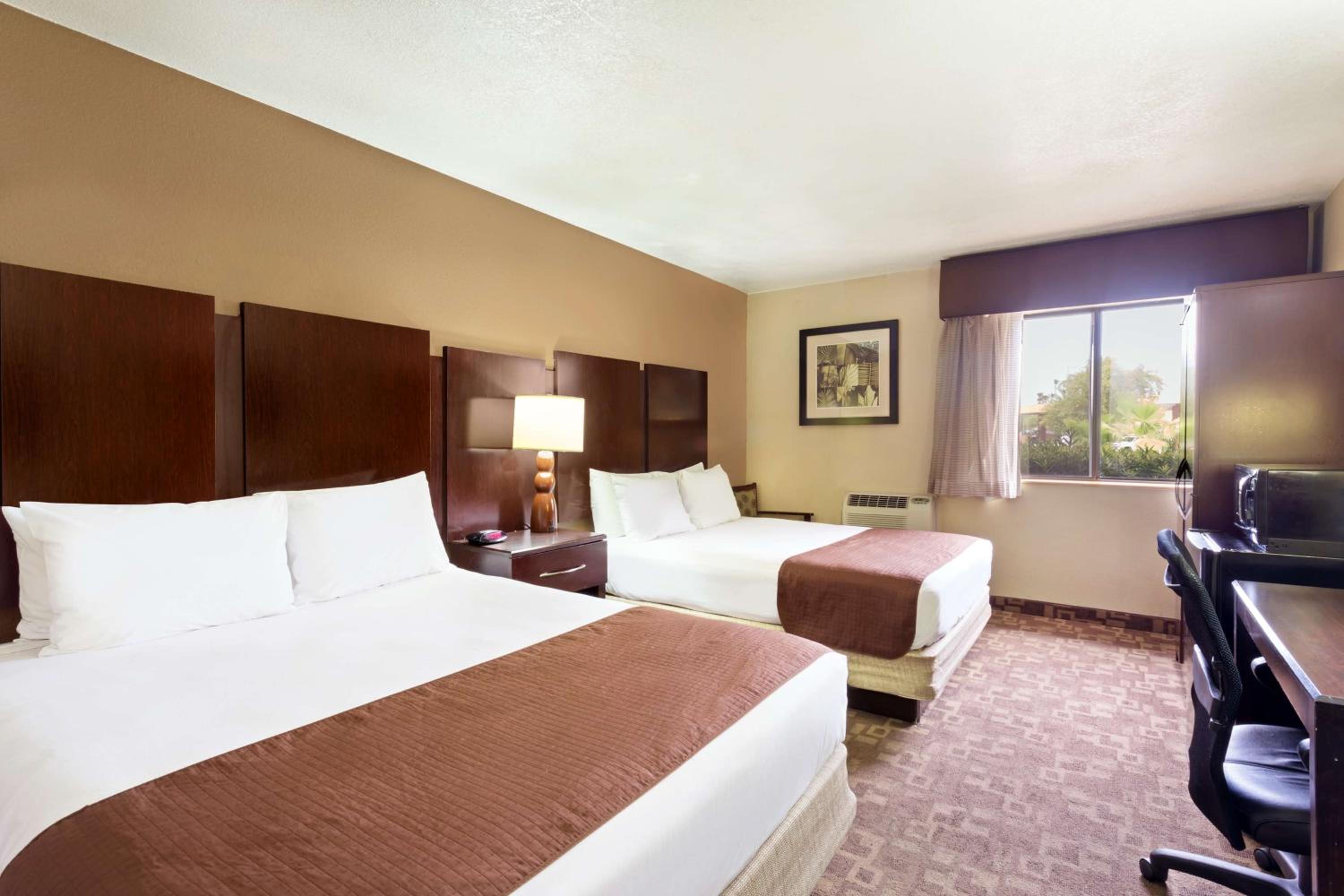 Queen Room With Two Queen Beds - Non-Smoking - Photo 7