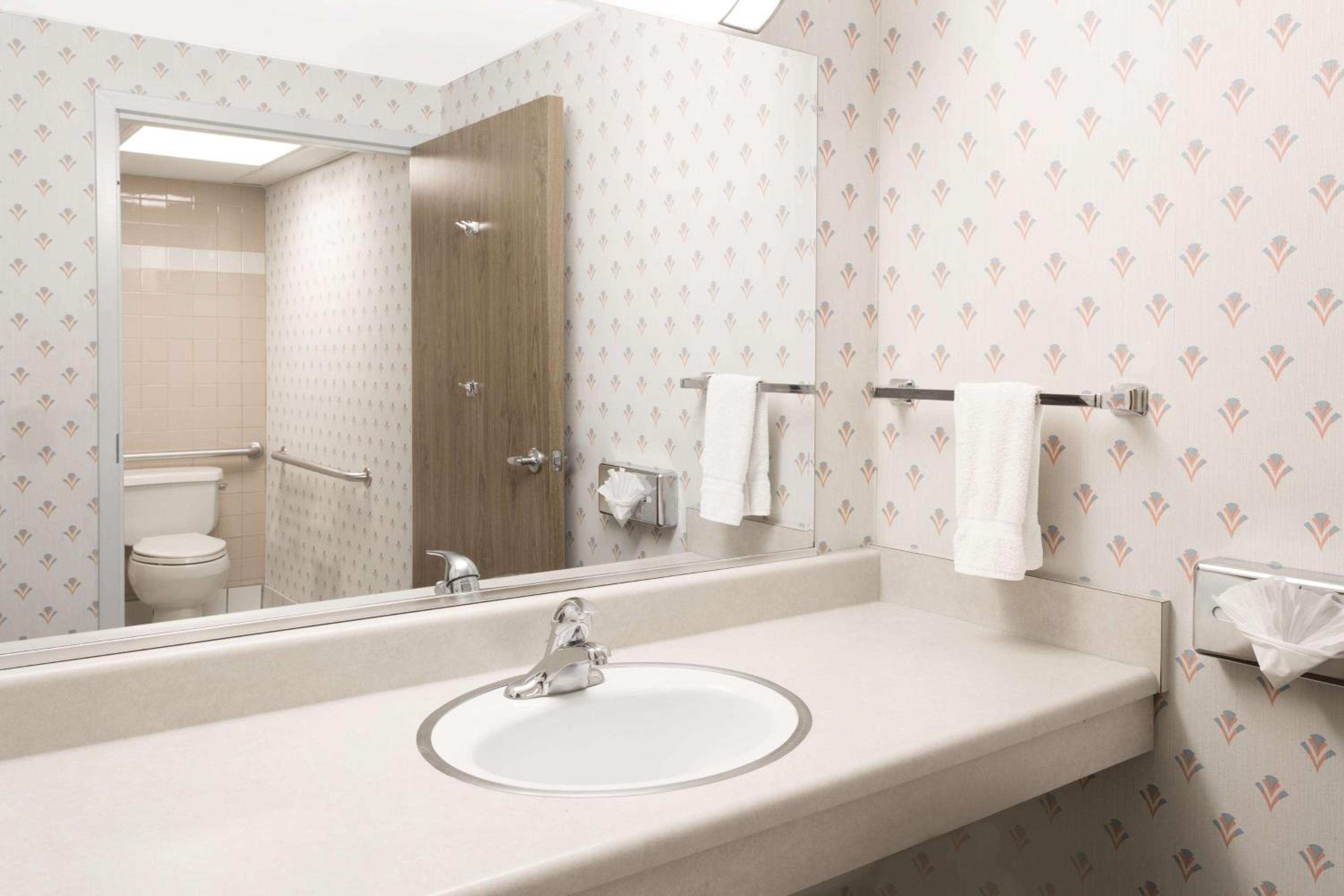 Deluxe King Room - Non-Smoking - Photo 1