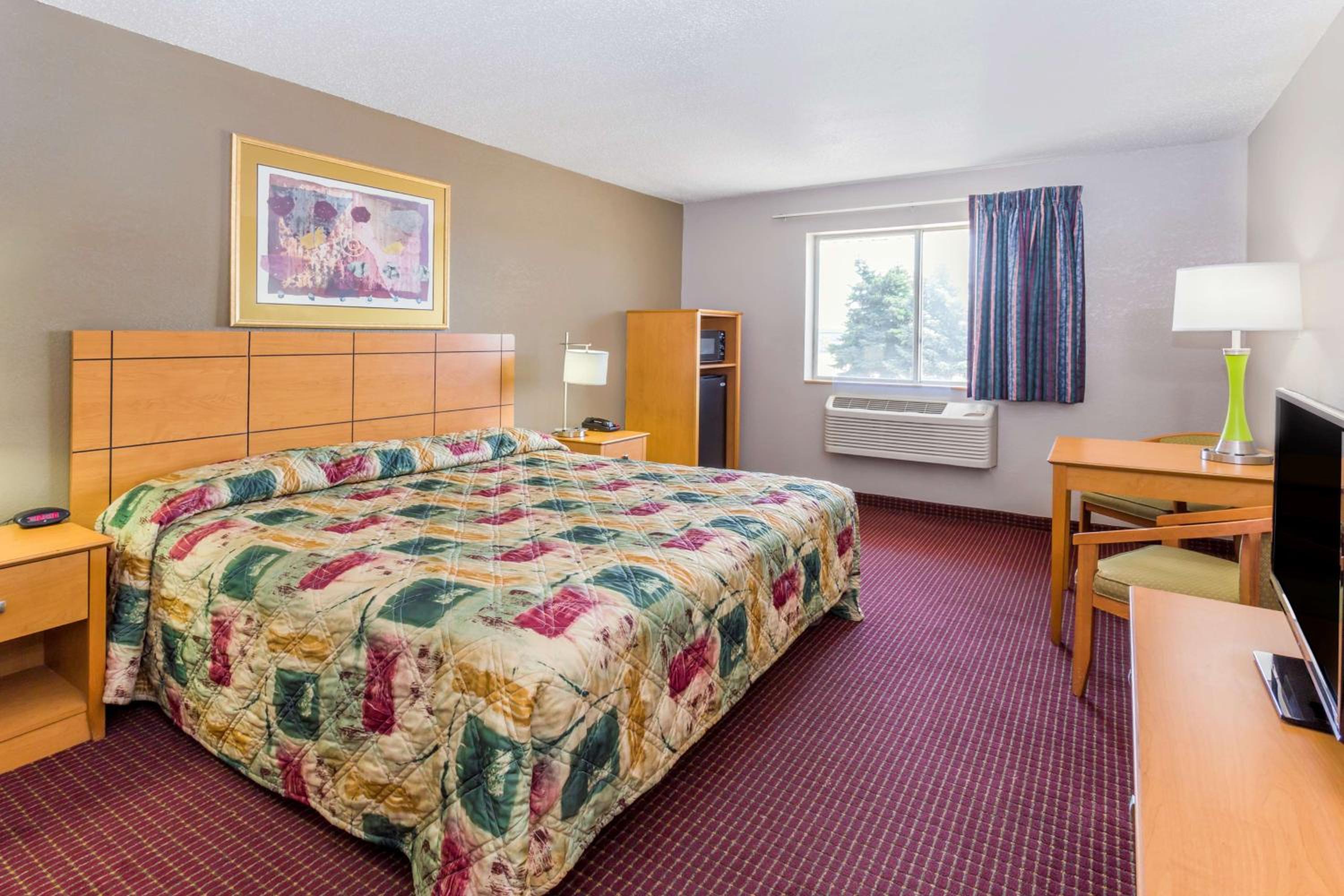 King Room - Non-Smoking - Photo 4