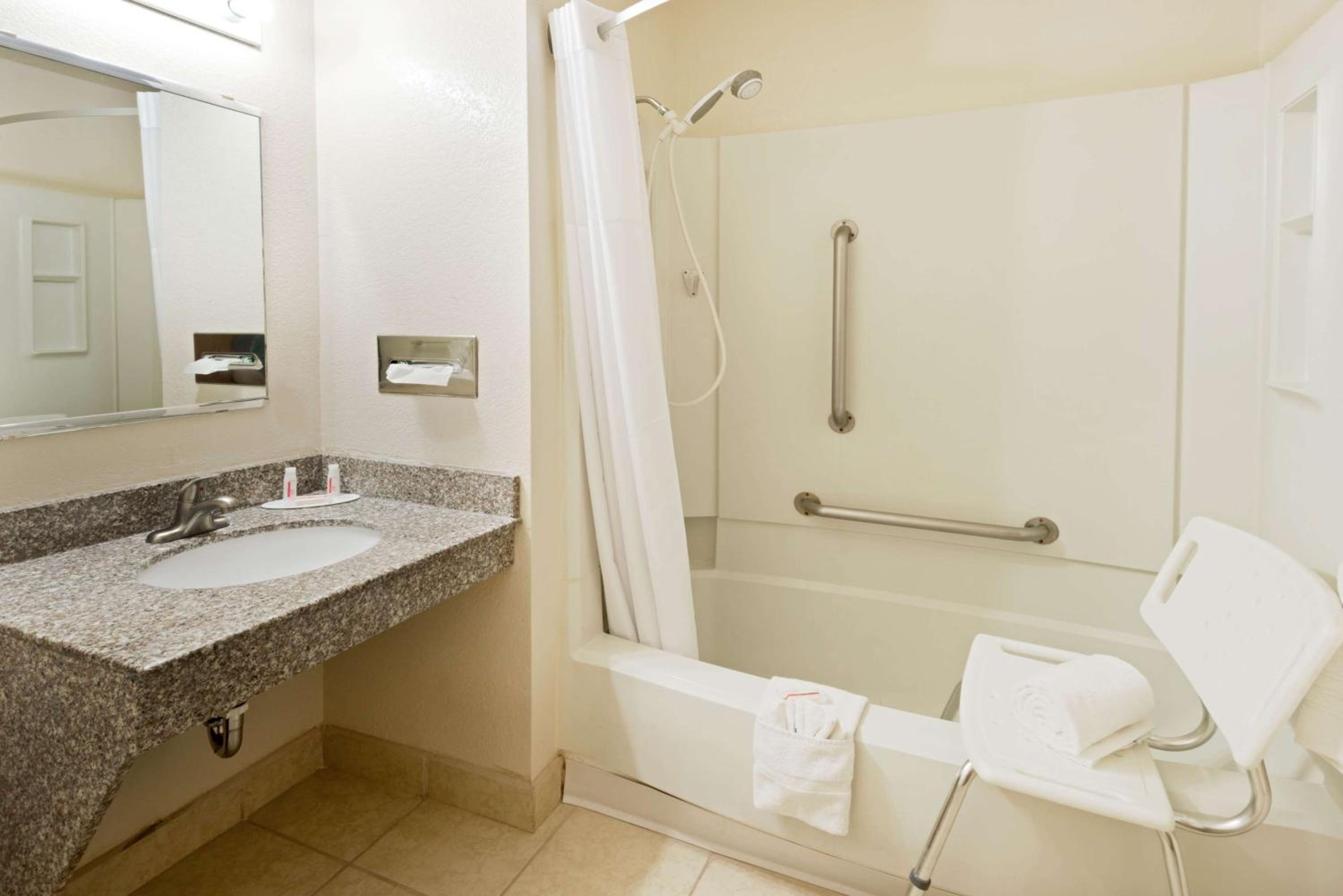 Queen Room with Bath Tub - Mobility Accessible/Non-Smoking - Photo 3
