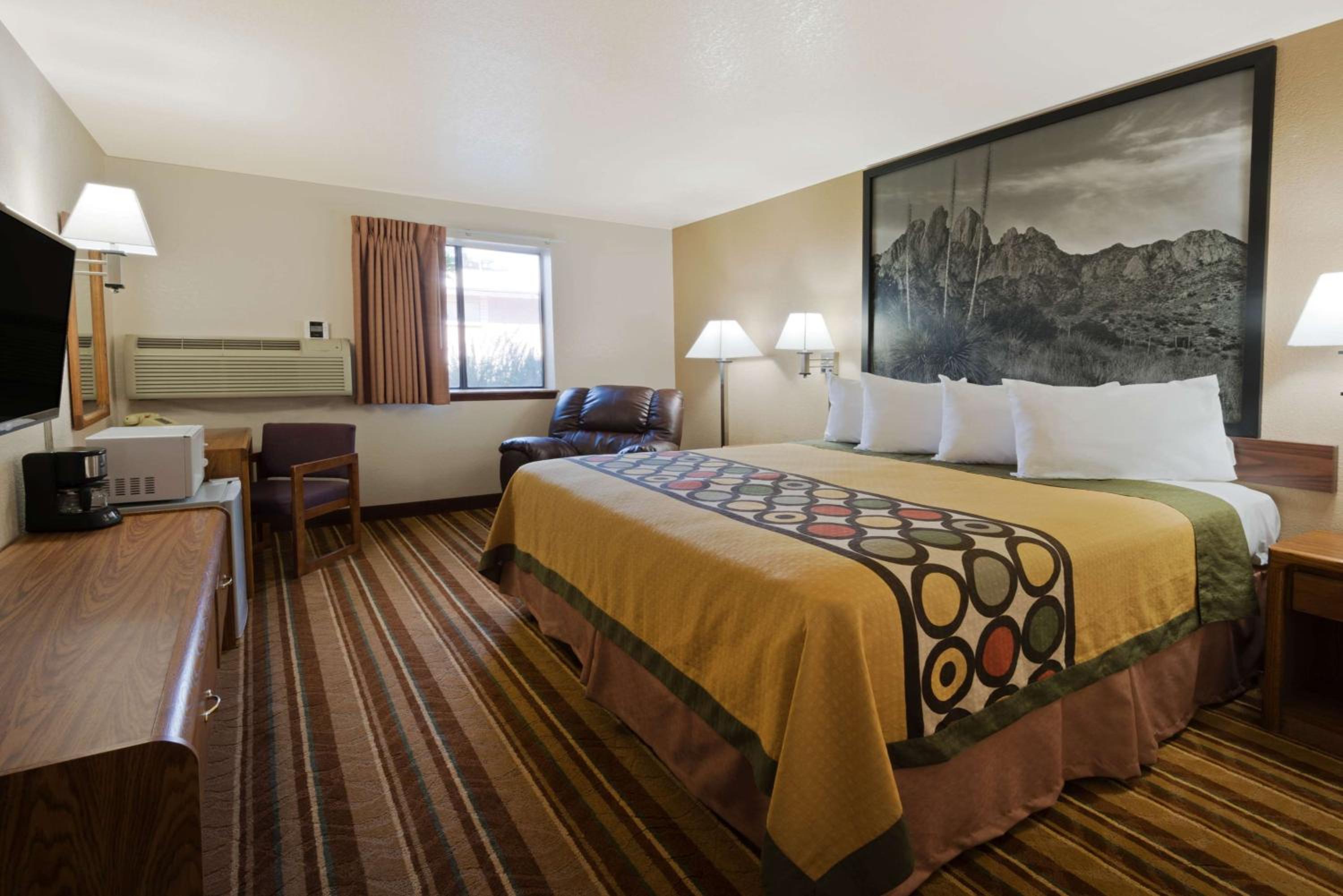King Room - Non-Smoking - Photo 3