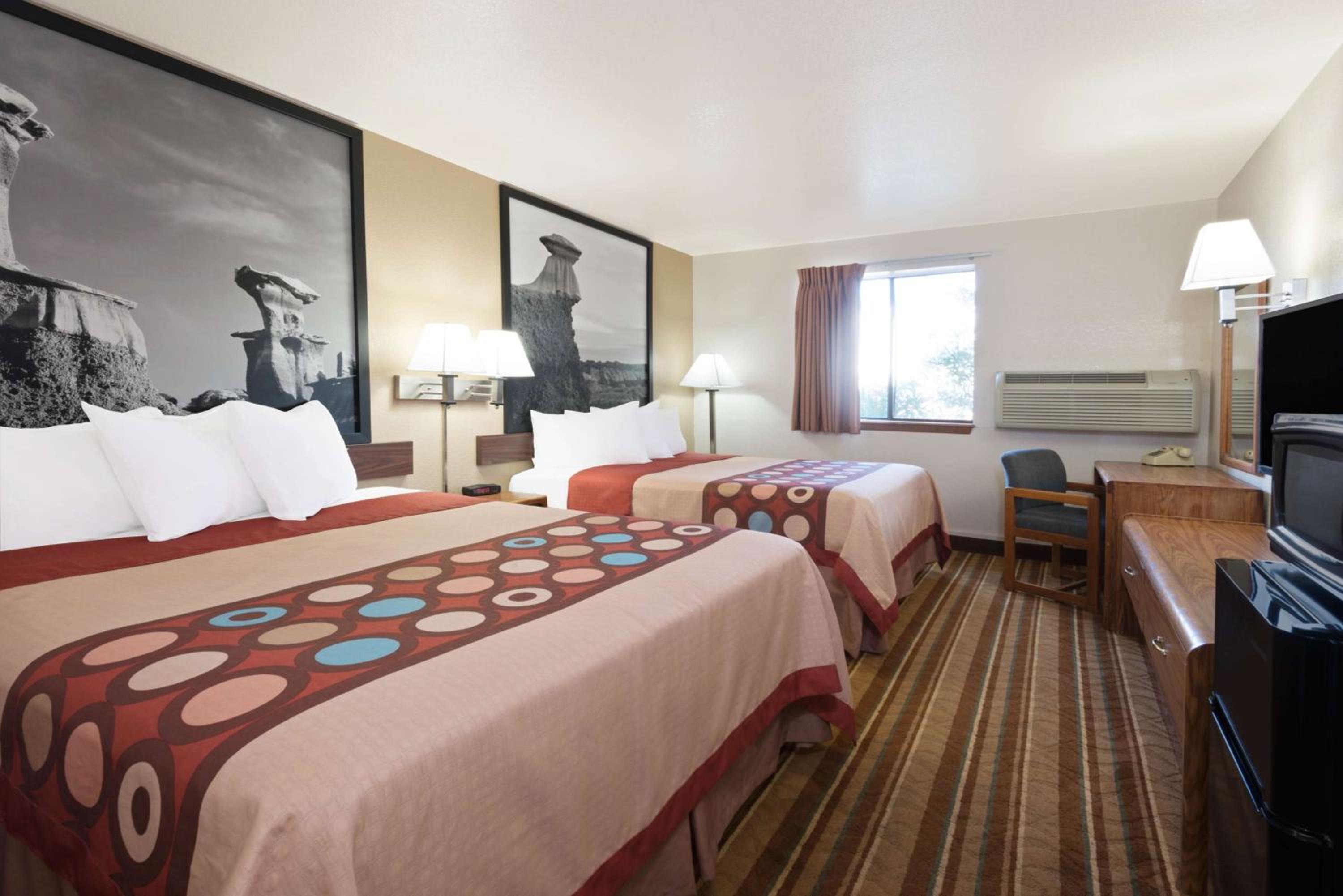 Queen Room with Two Queen Beds - Non-Smoking - Photo 3
