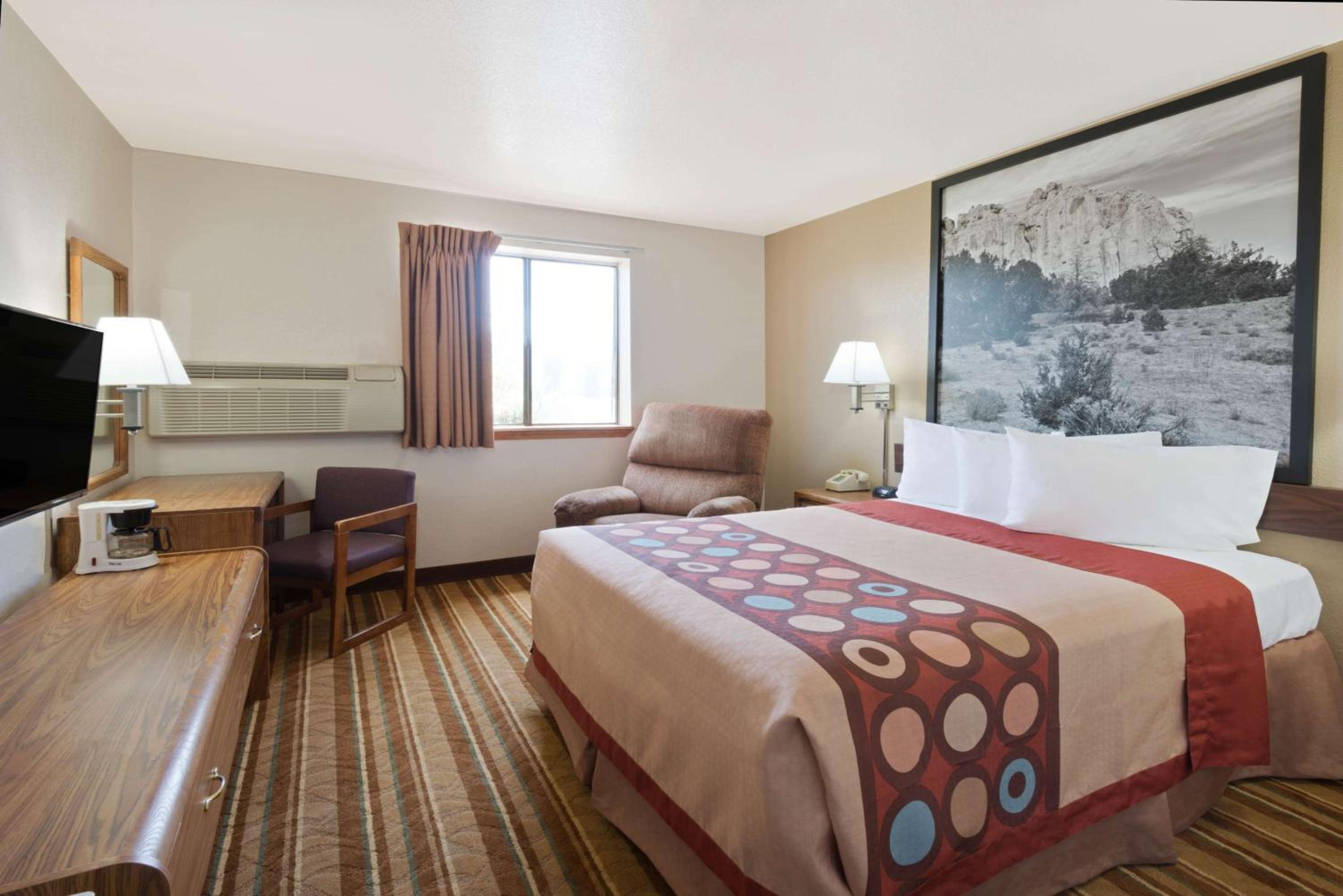 Queen Room with Bath Tub - Mobility Accessible/Non-Smoking - Photo 2
