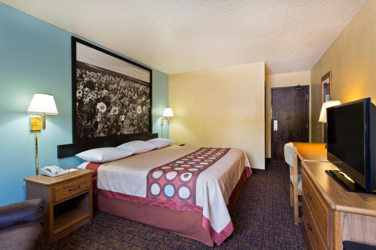 King Room - Non-Smoking - Photo 1