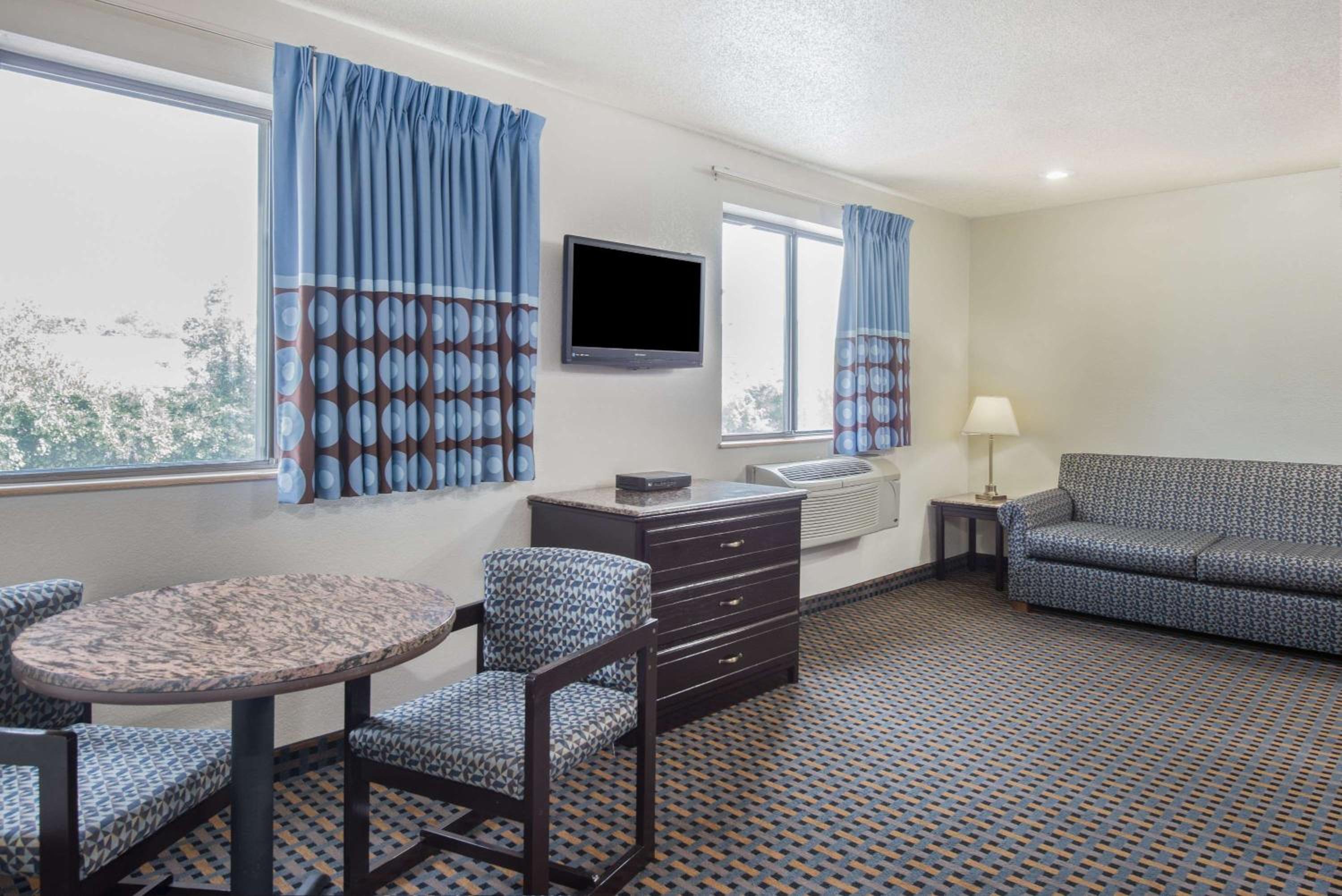 Queen Room with Two Queen Beds - Non-Smoking - Photo 3