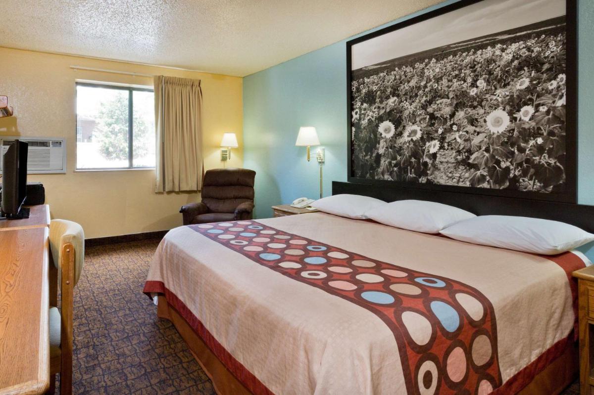 King Room - Non-Smoking - Photo 3