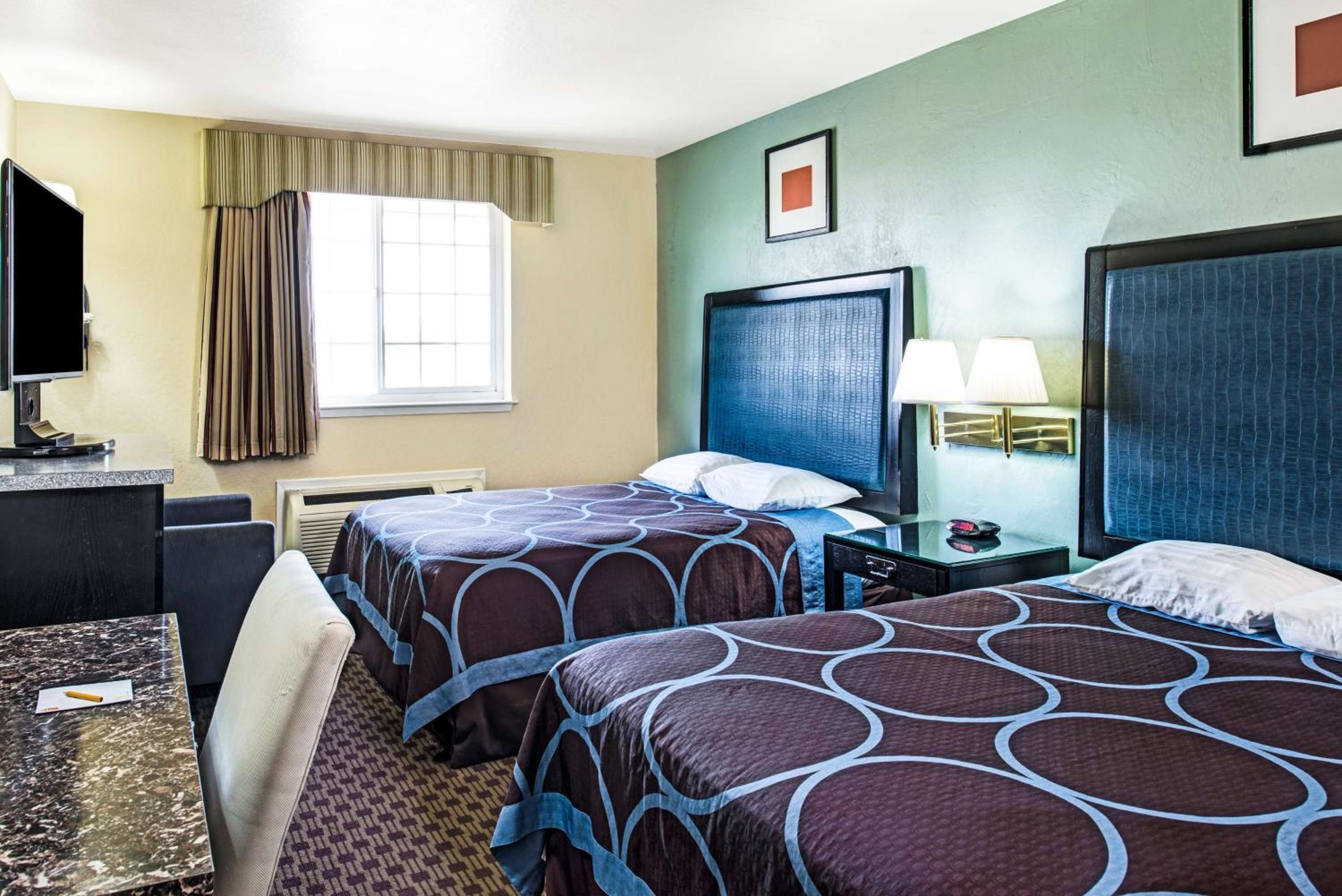 Queen Room with Two Queen Beds - Non-Smoking - Photo 4