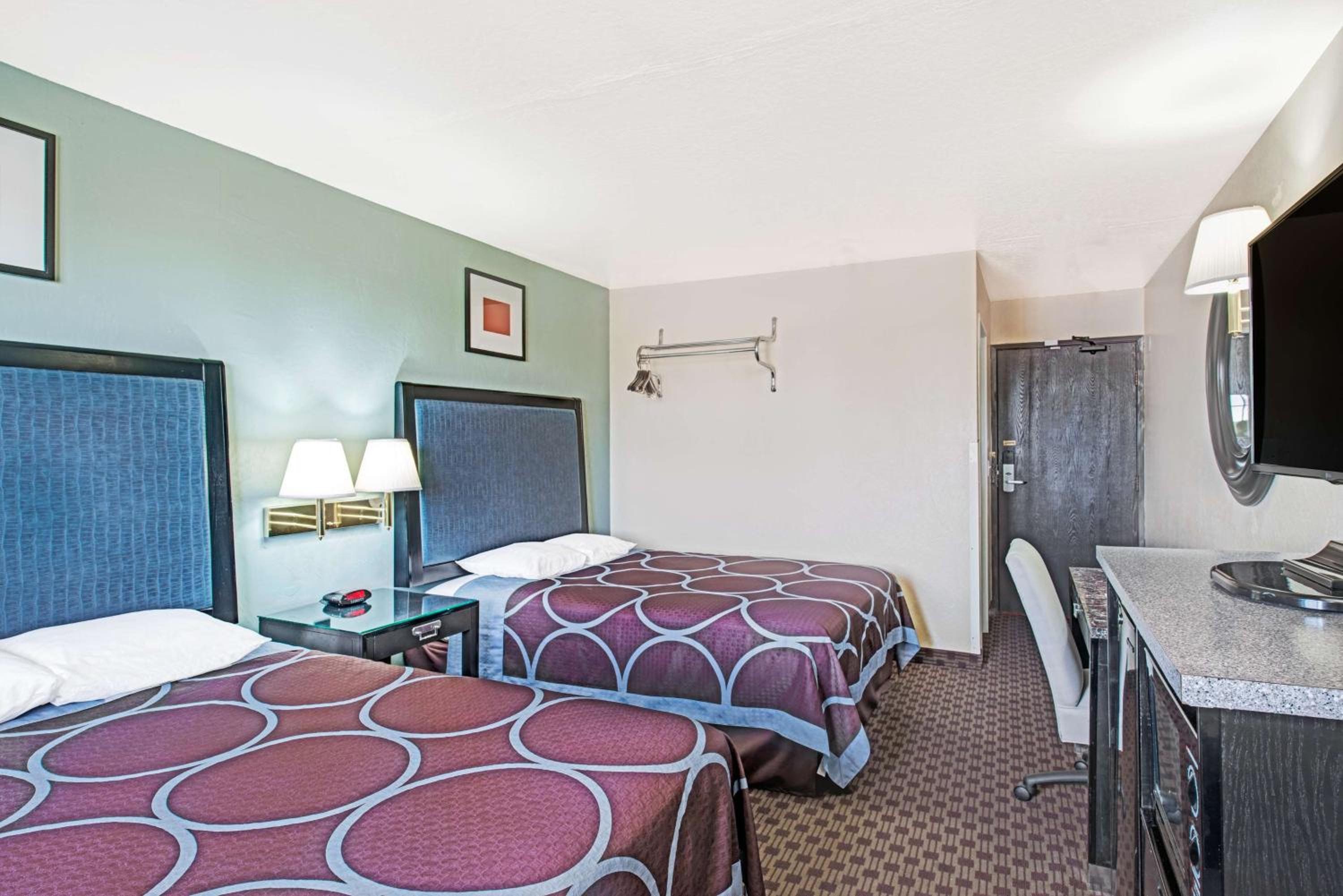Queen Room with Two Queen Beds - Non-Smoking - Photo 2