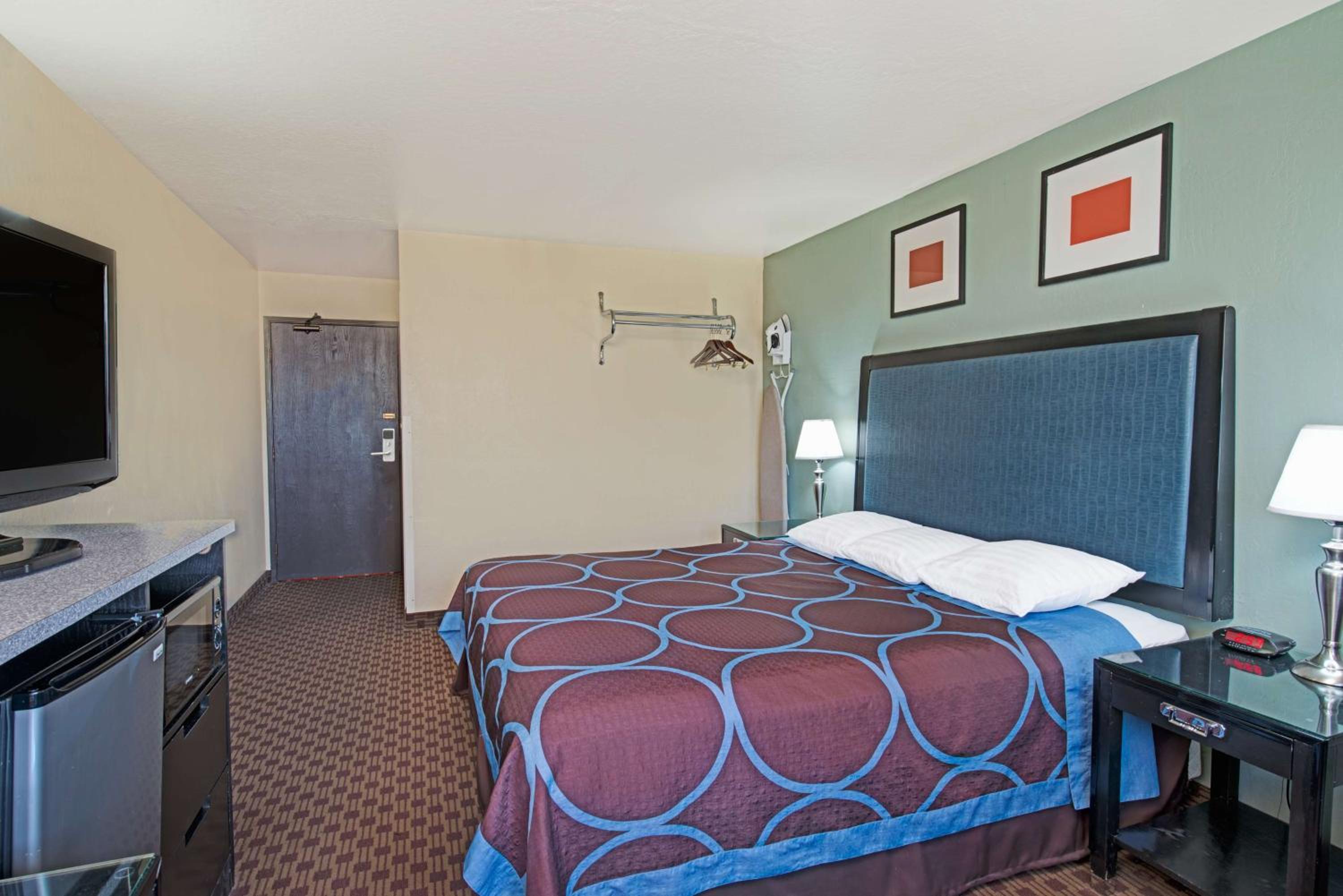King Room - Non-Smoking - Photo 2