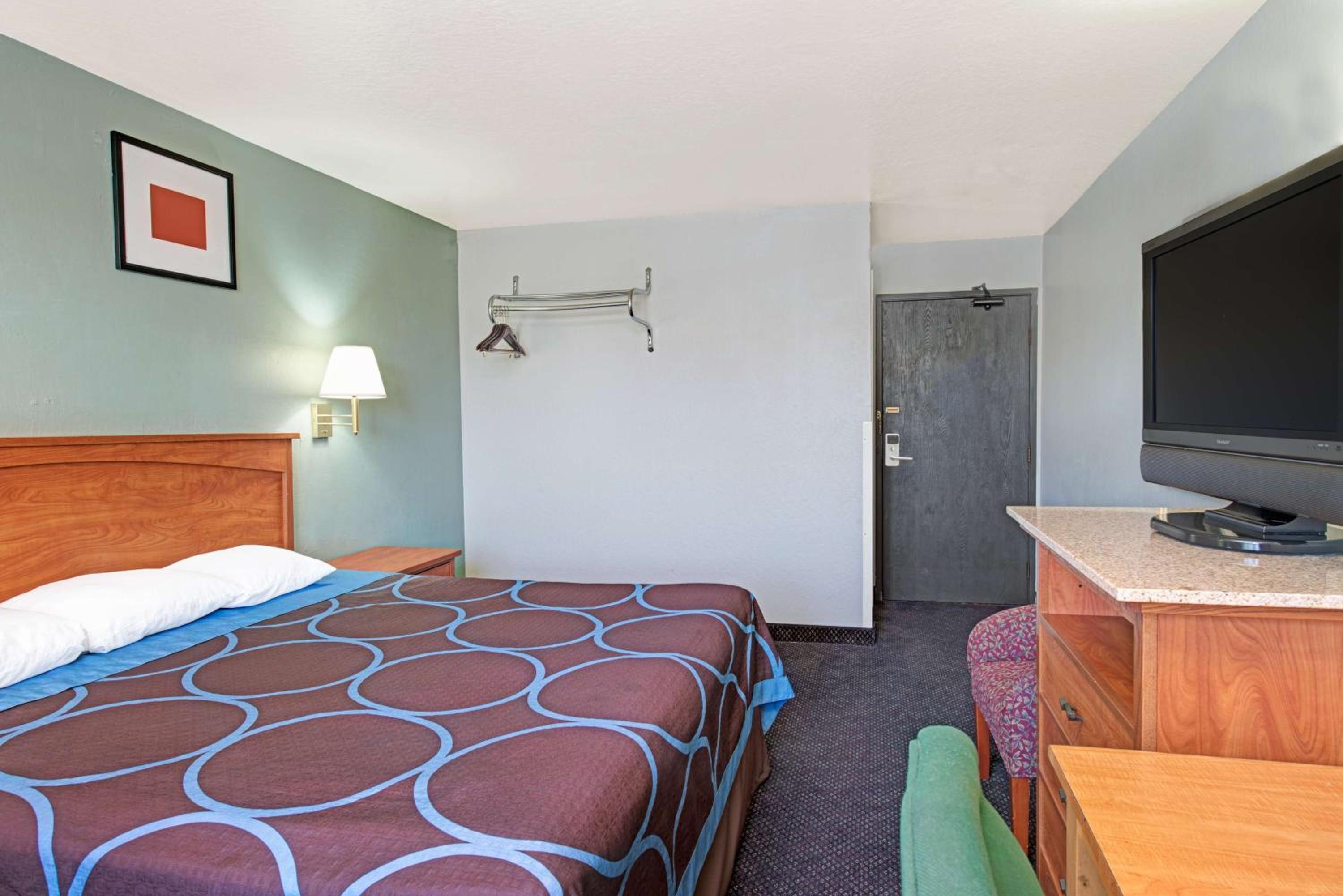 King Room - Non-Smoking - Photo 1