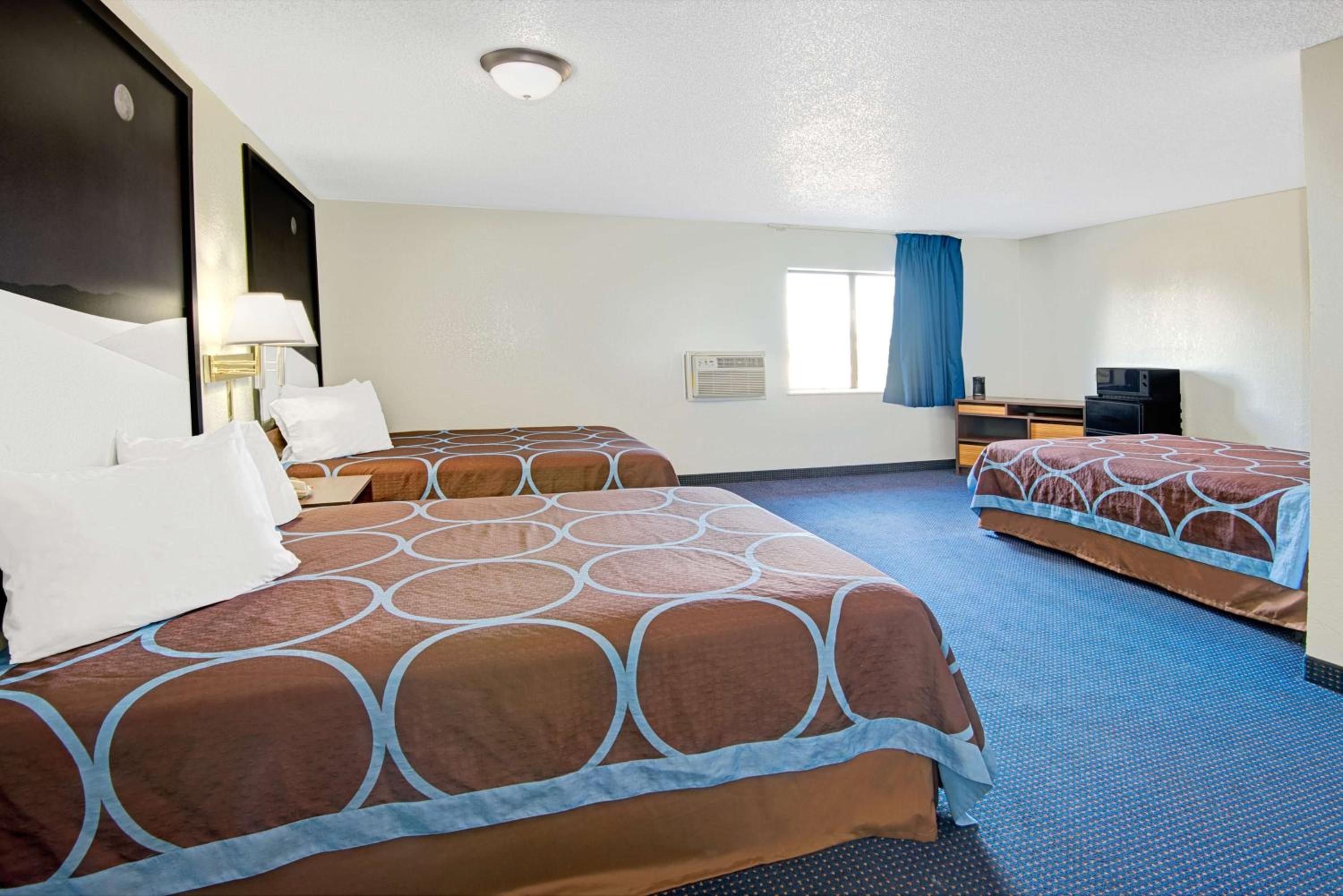 Studio Suite with Three Queen Beds - Non-Smoking - Photo 3