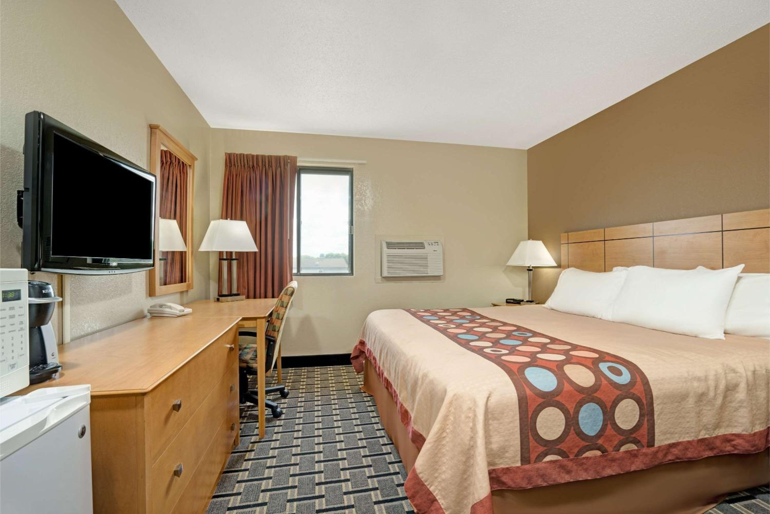 King Room - Non-Smoking - Photo 1