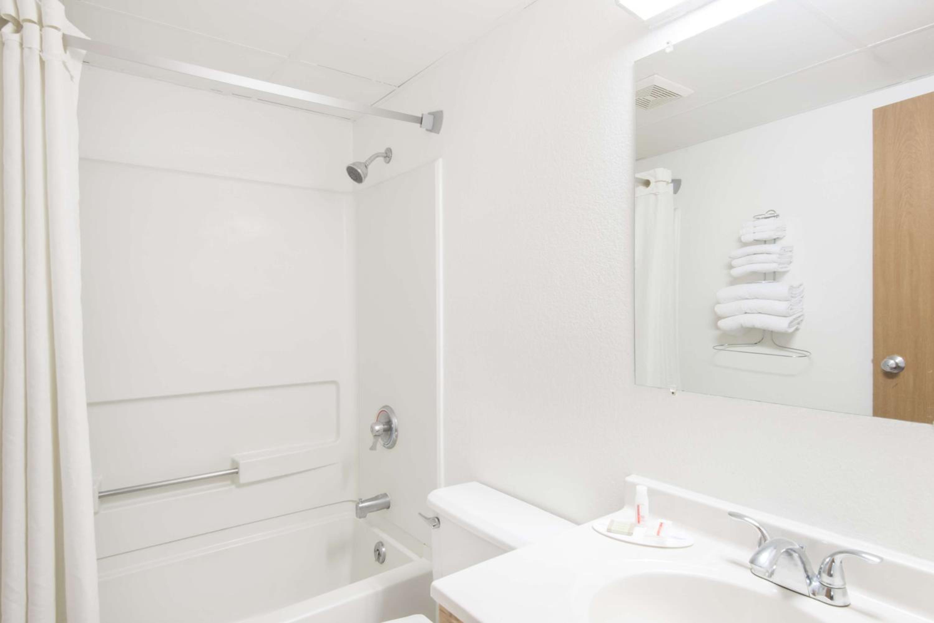King Suite - Non-Smoking - Photo 2