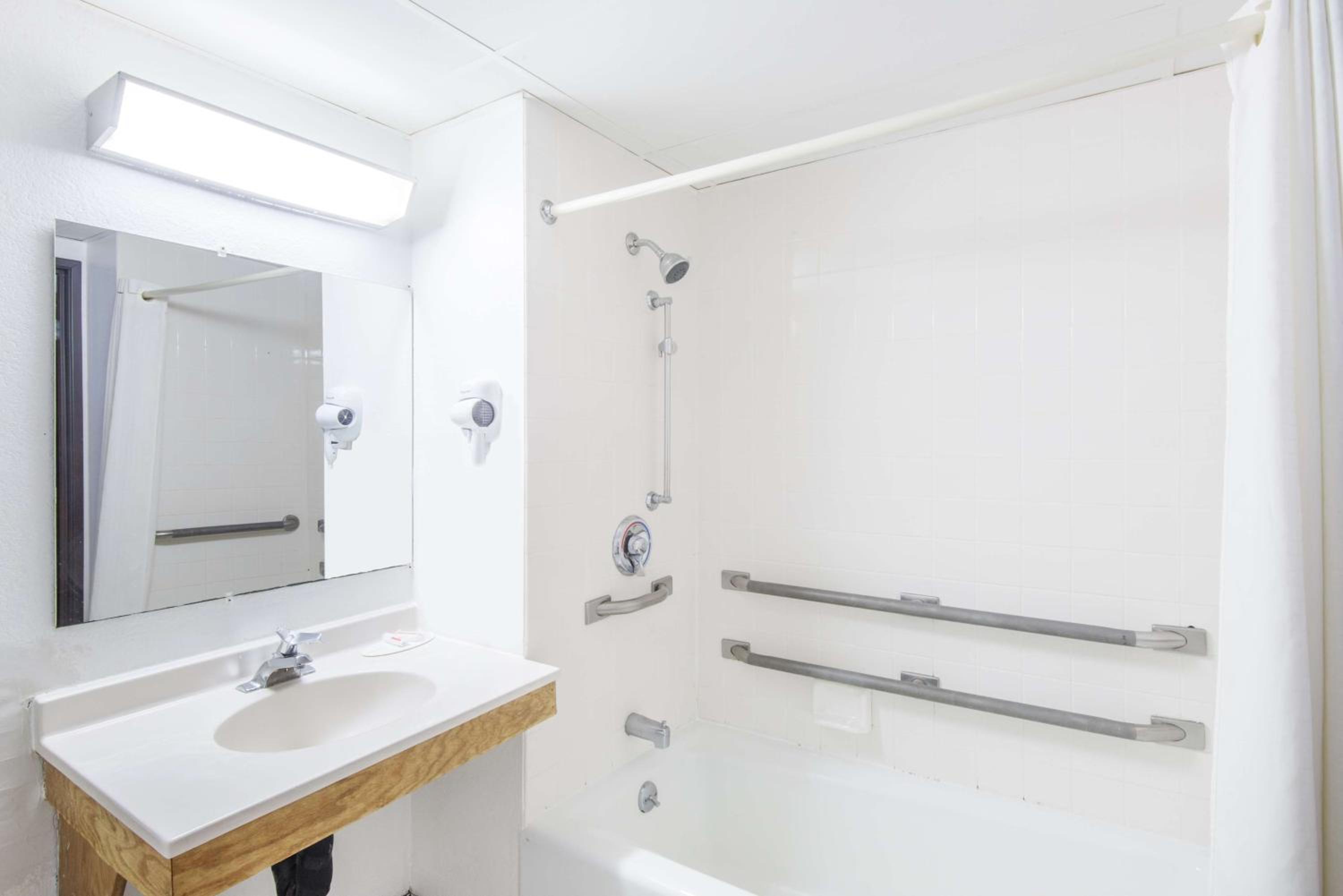 Double Room - Disability Access/Non-Smoking - Photo 4