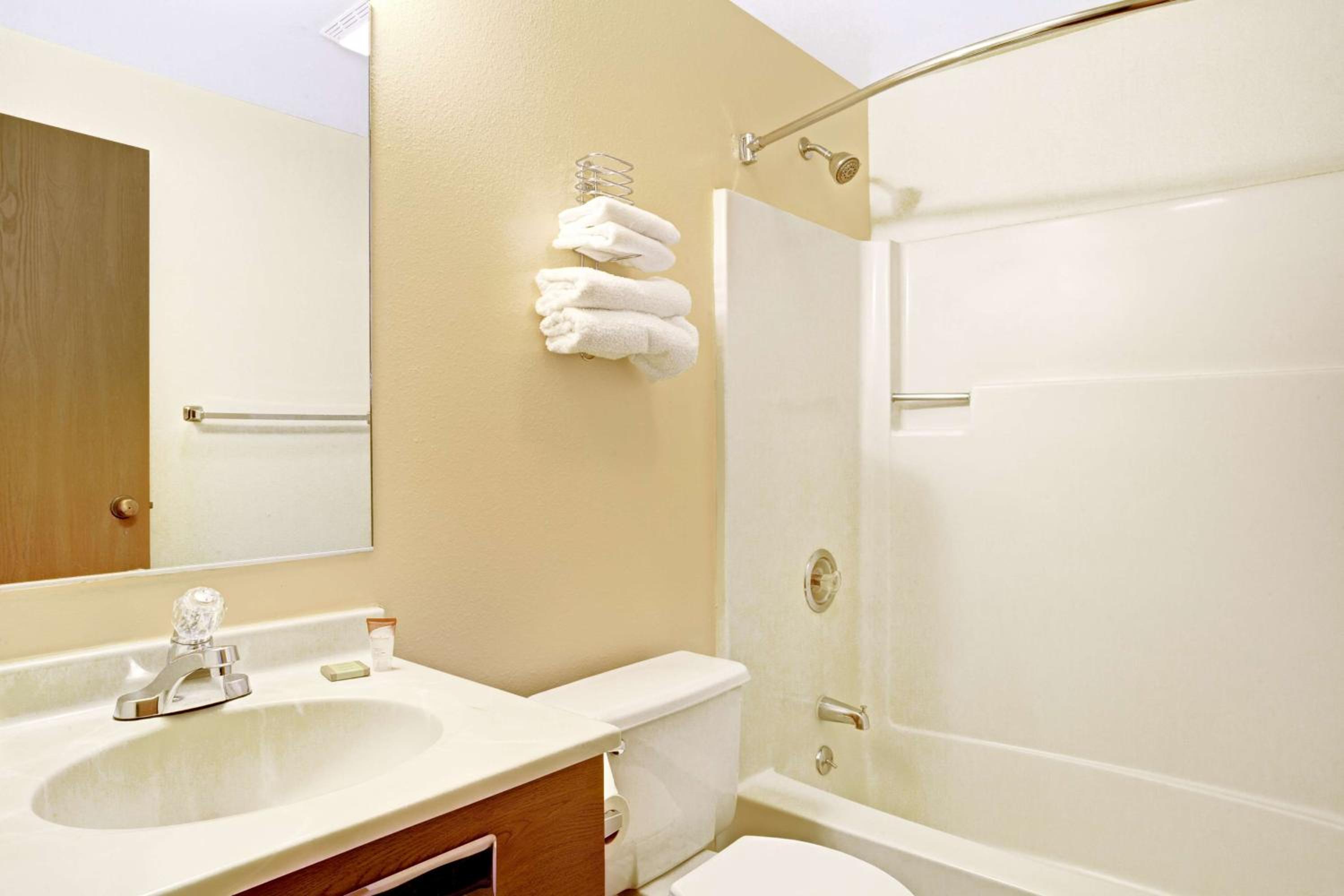 Queen Room with Two Queen Beds - Non-Smoking - Photo 13