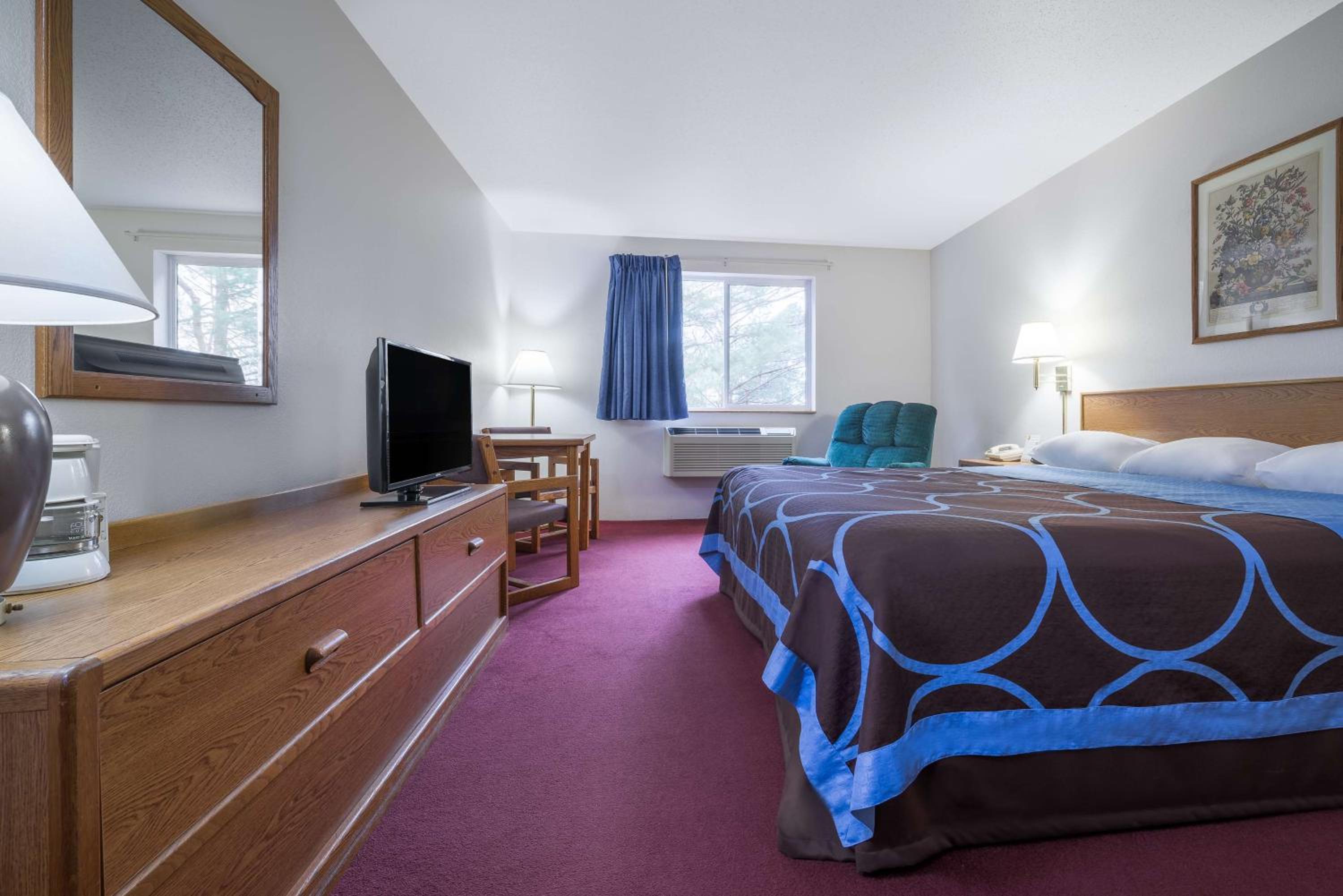 King Room - Non-Smoking - Photo 4