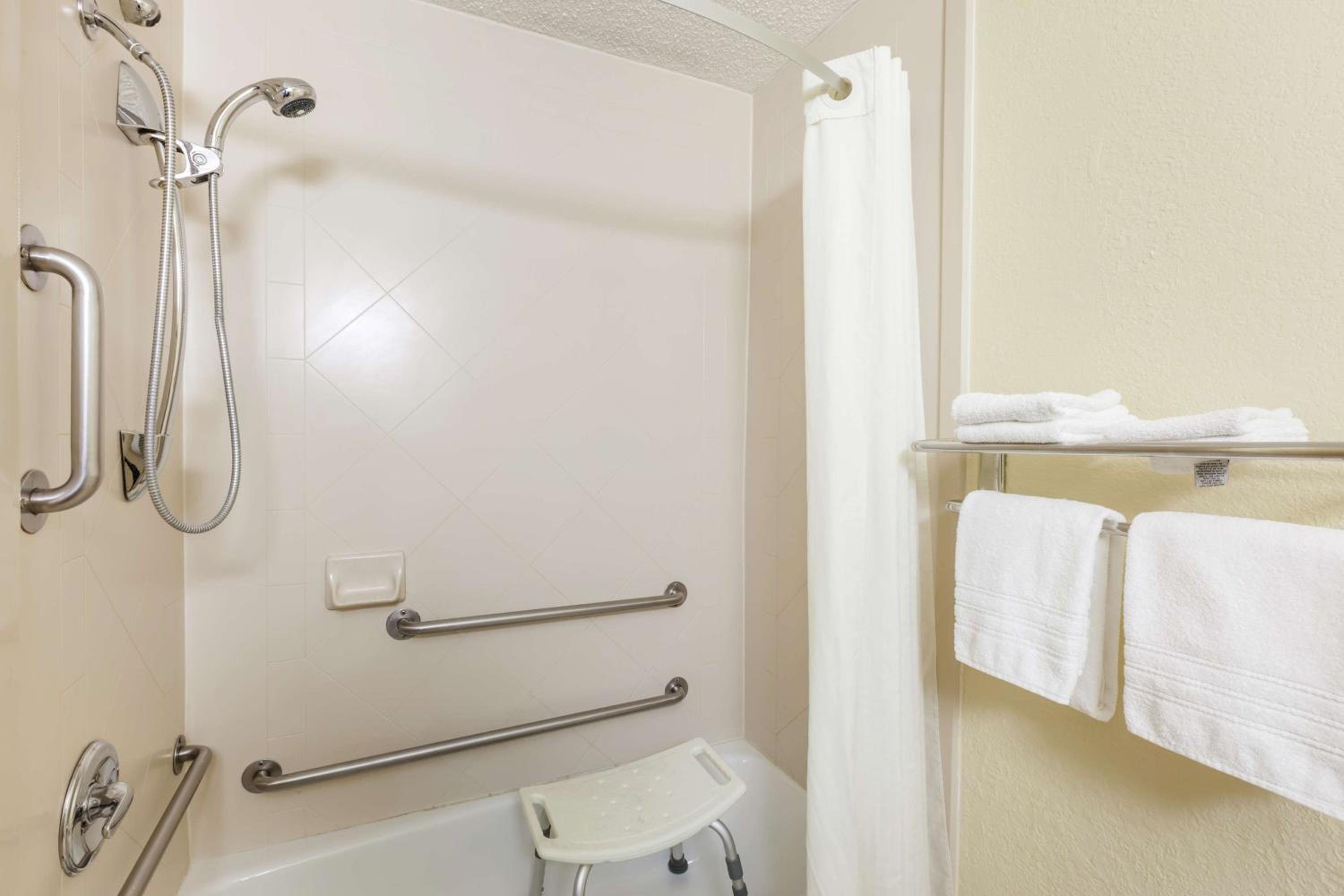 Queen Room - Disability Access/Non-Smoking - Photo 12