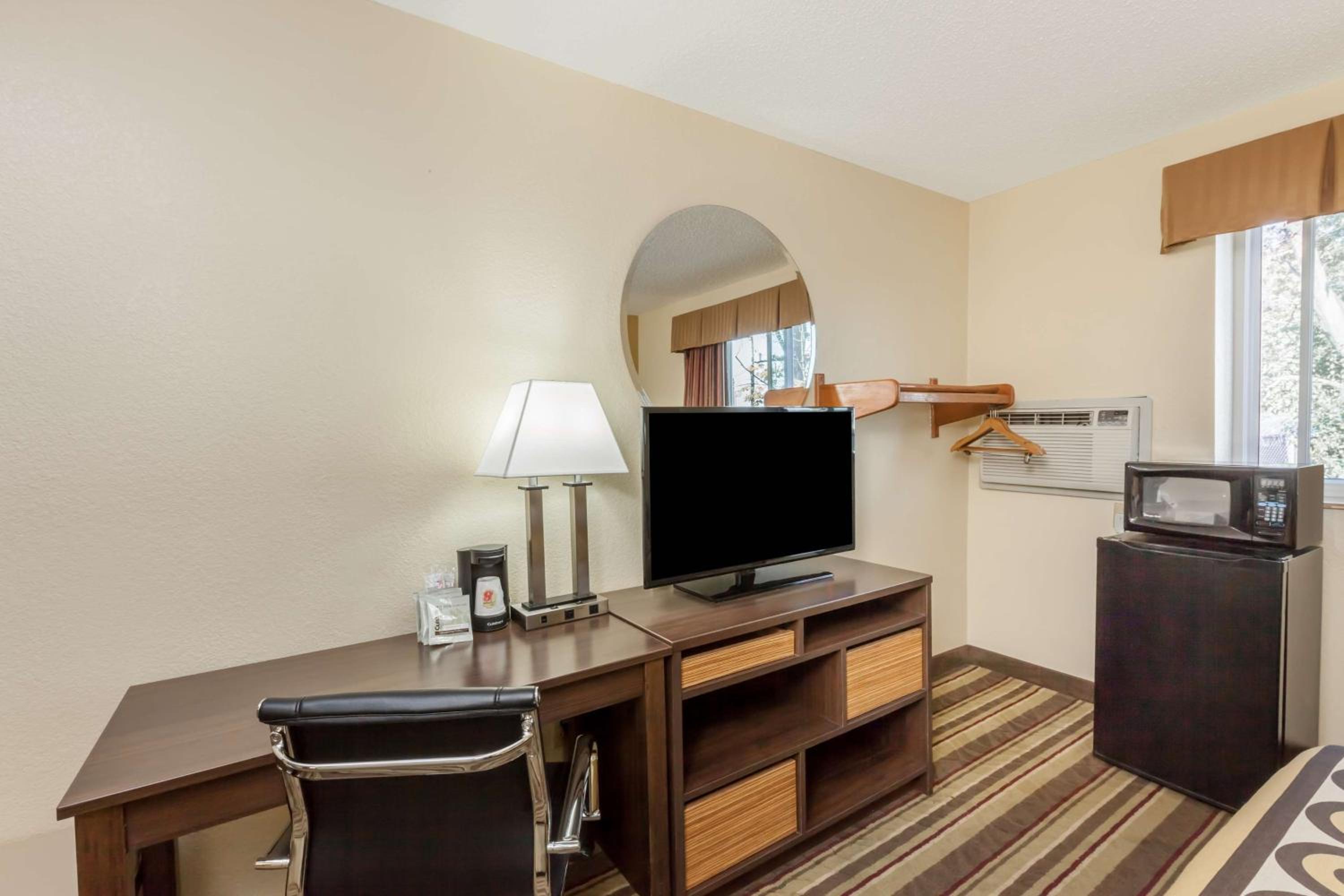 Queen Room - Disability Access/Non-Smoking - Photo 6