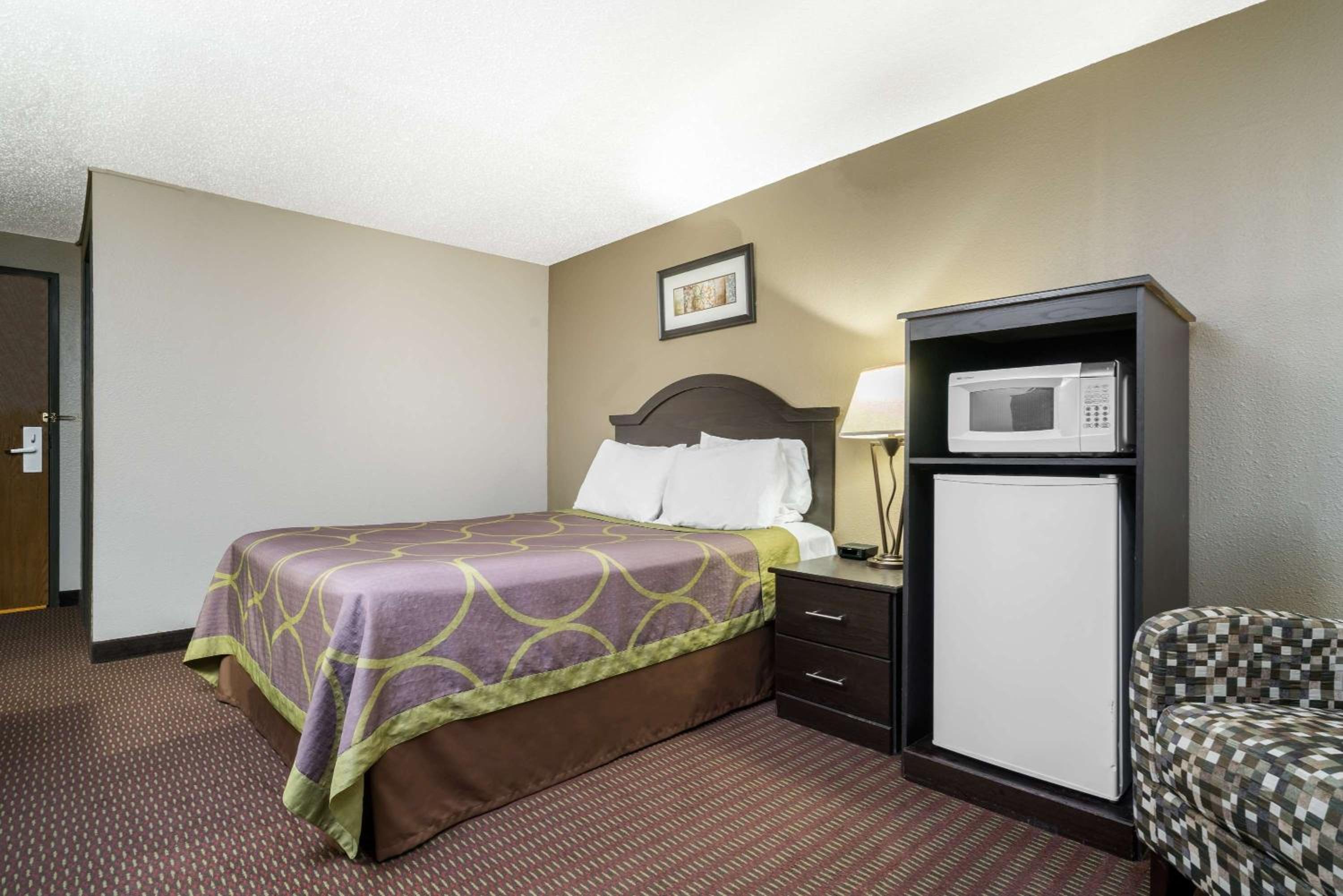 Queen Room - Non-Smoking - Photo 6