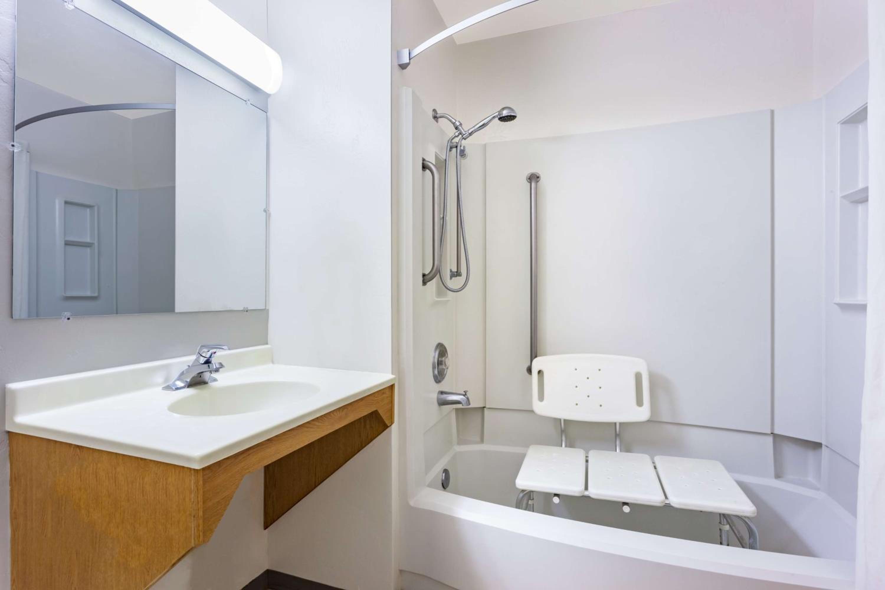 Queen Room - Mobility Access/Non-Smoking - Photo 2