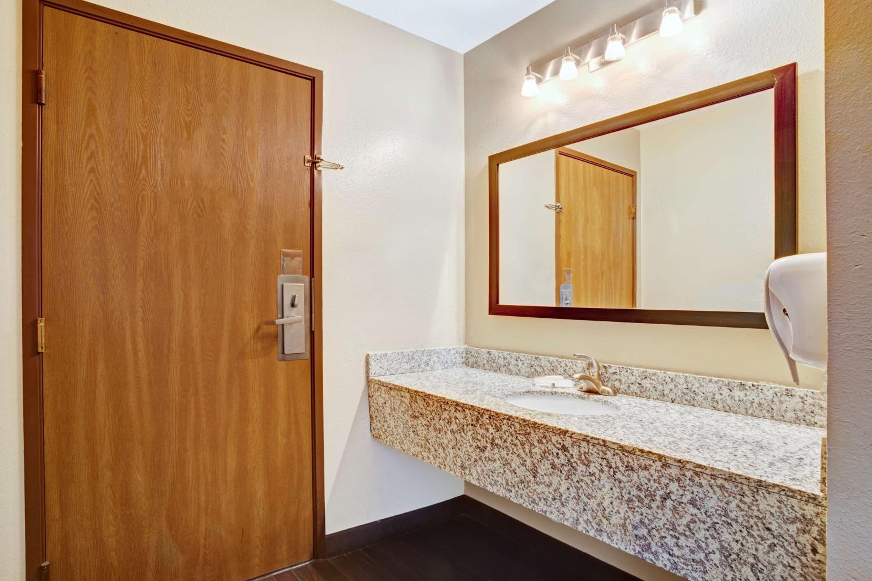 Queen Room - Non-Smoking - Photo 4