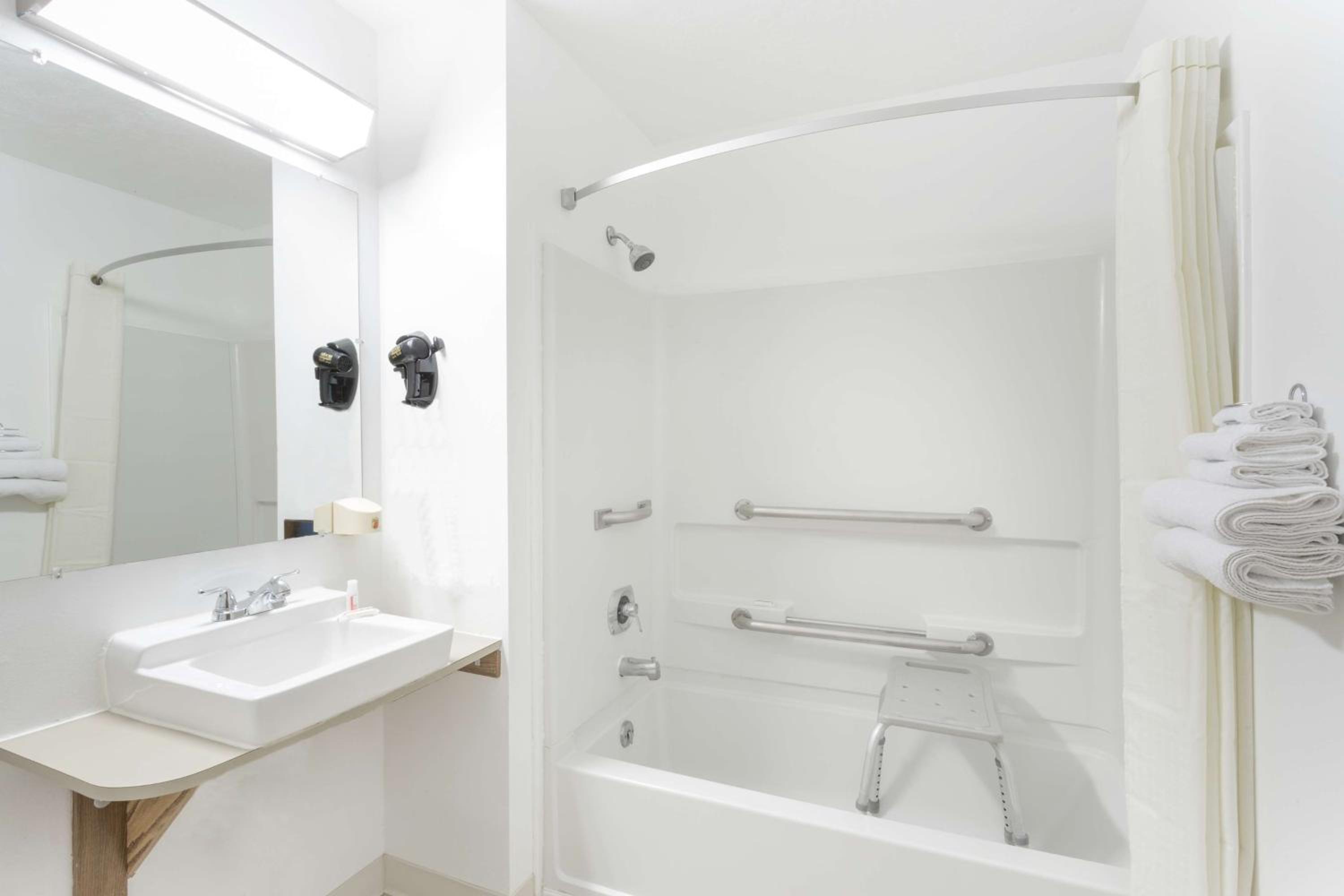 Queen Room - Disability Access/Non-Smoking - Photo 5