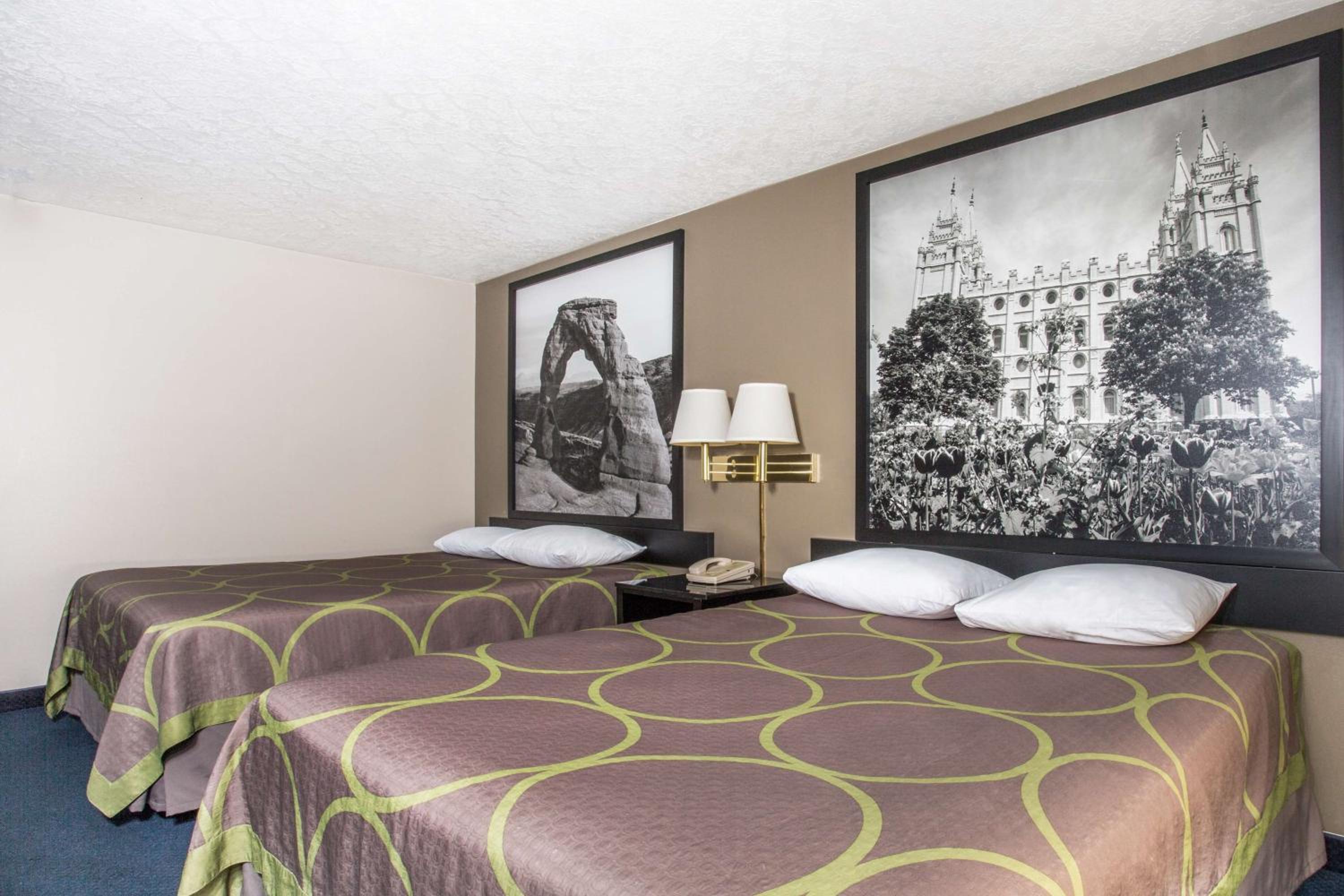 Queen Room with Two Queen Beds - Non-Smoking - Photo 2