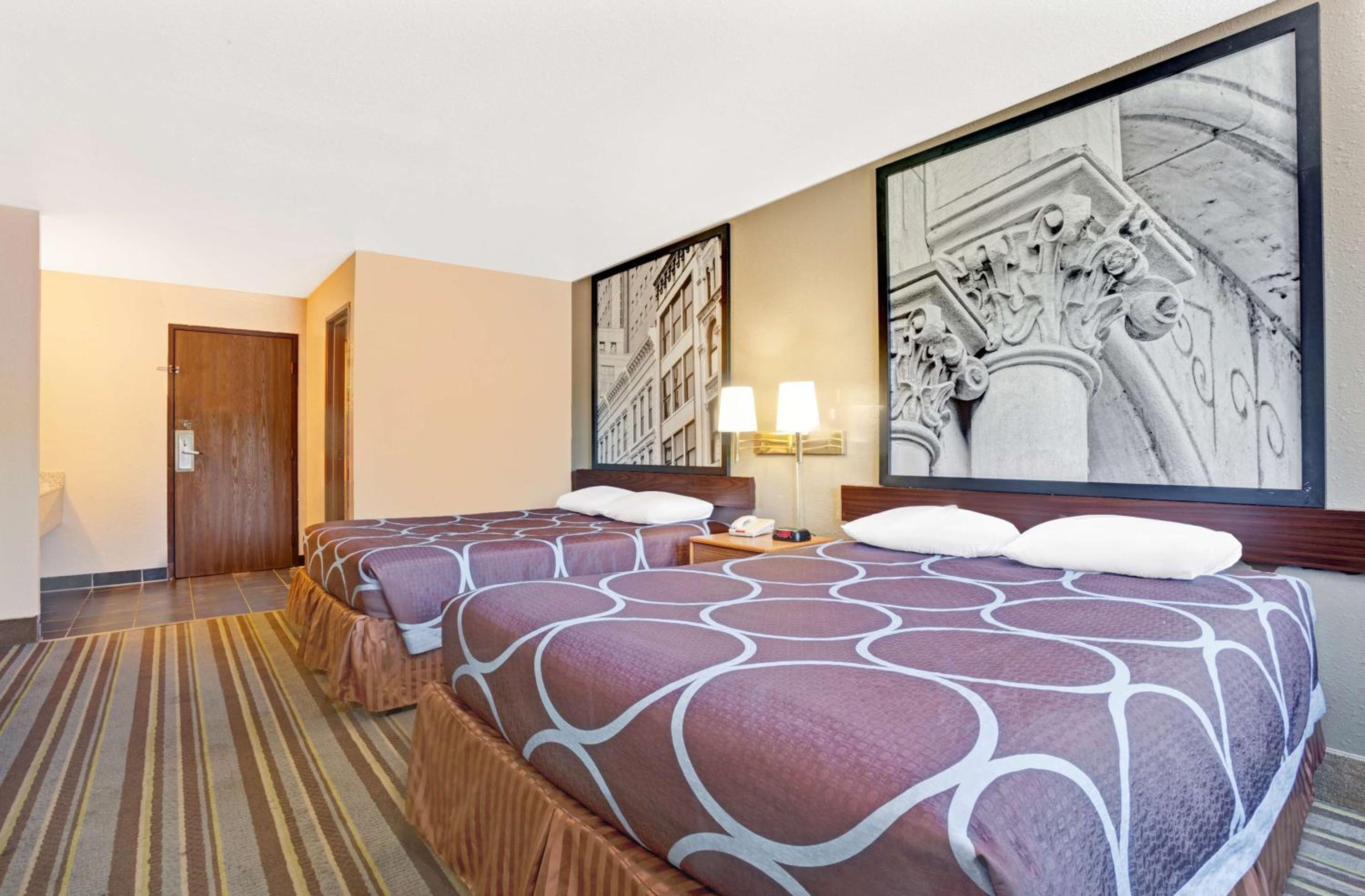 Queen Room with Two Queen Beds - Non-Smoking - Photo 4