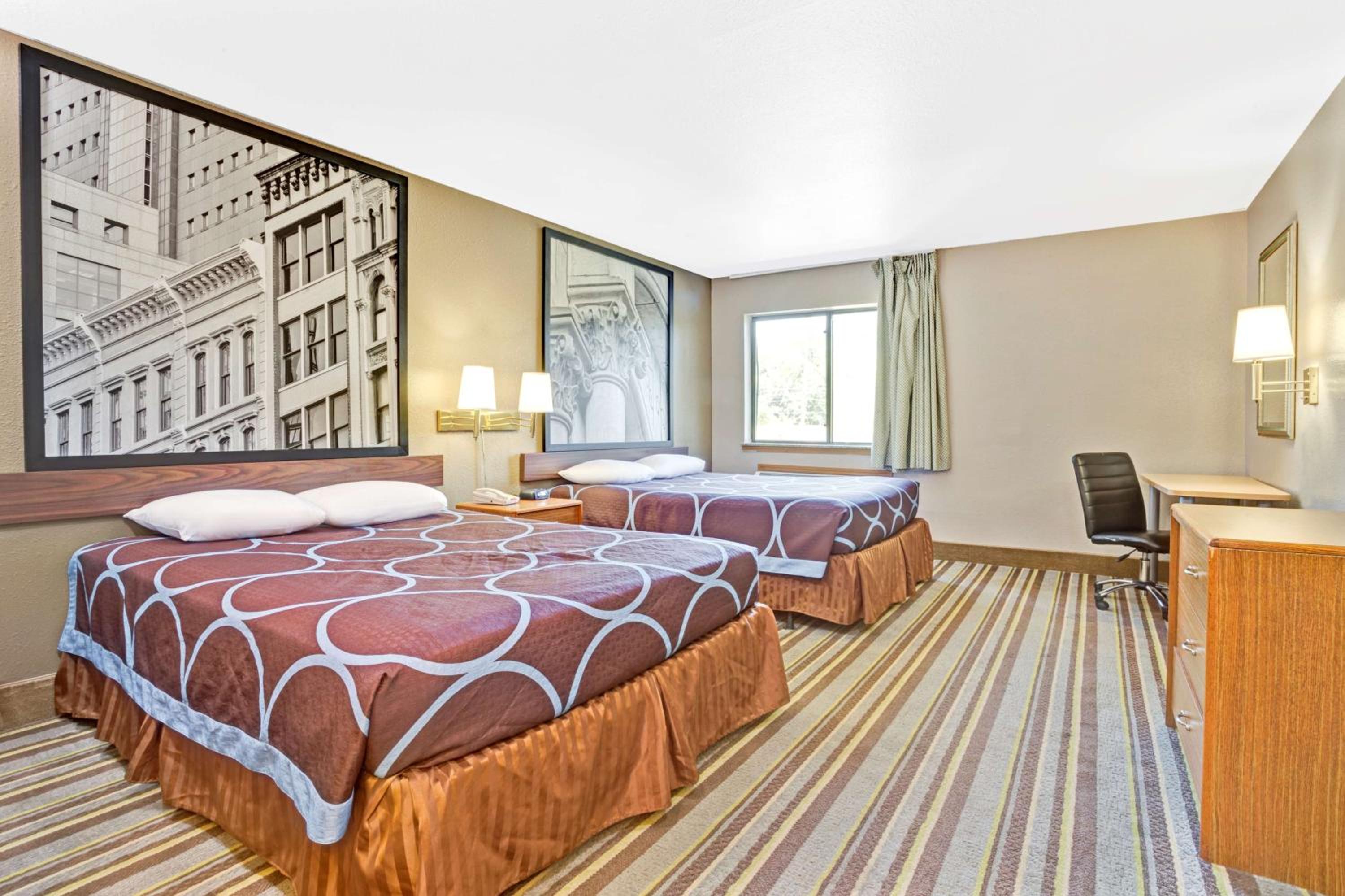 Queen Room with Two Queen Beds - Non-Smoking - Photo 3