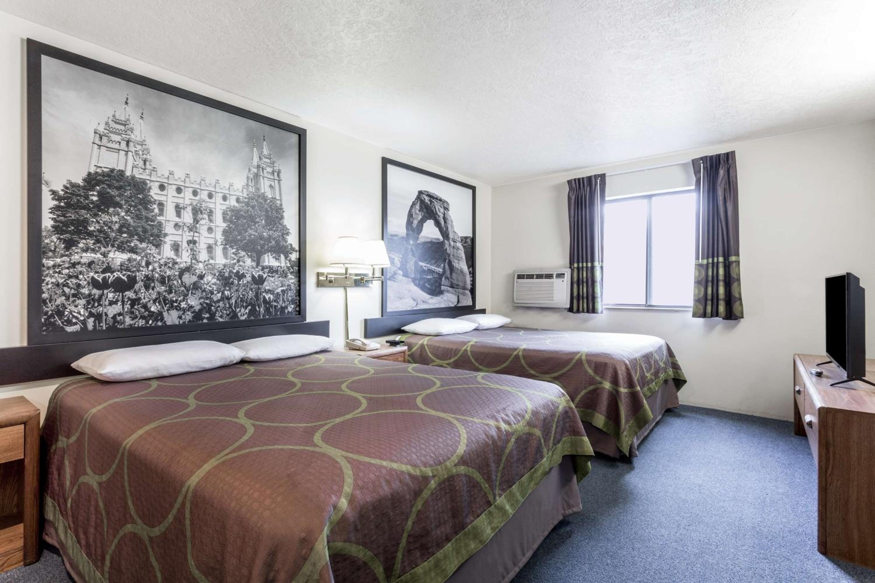 Queen Room with Two Queen Beds - Non-Smoking - Photo 6