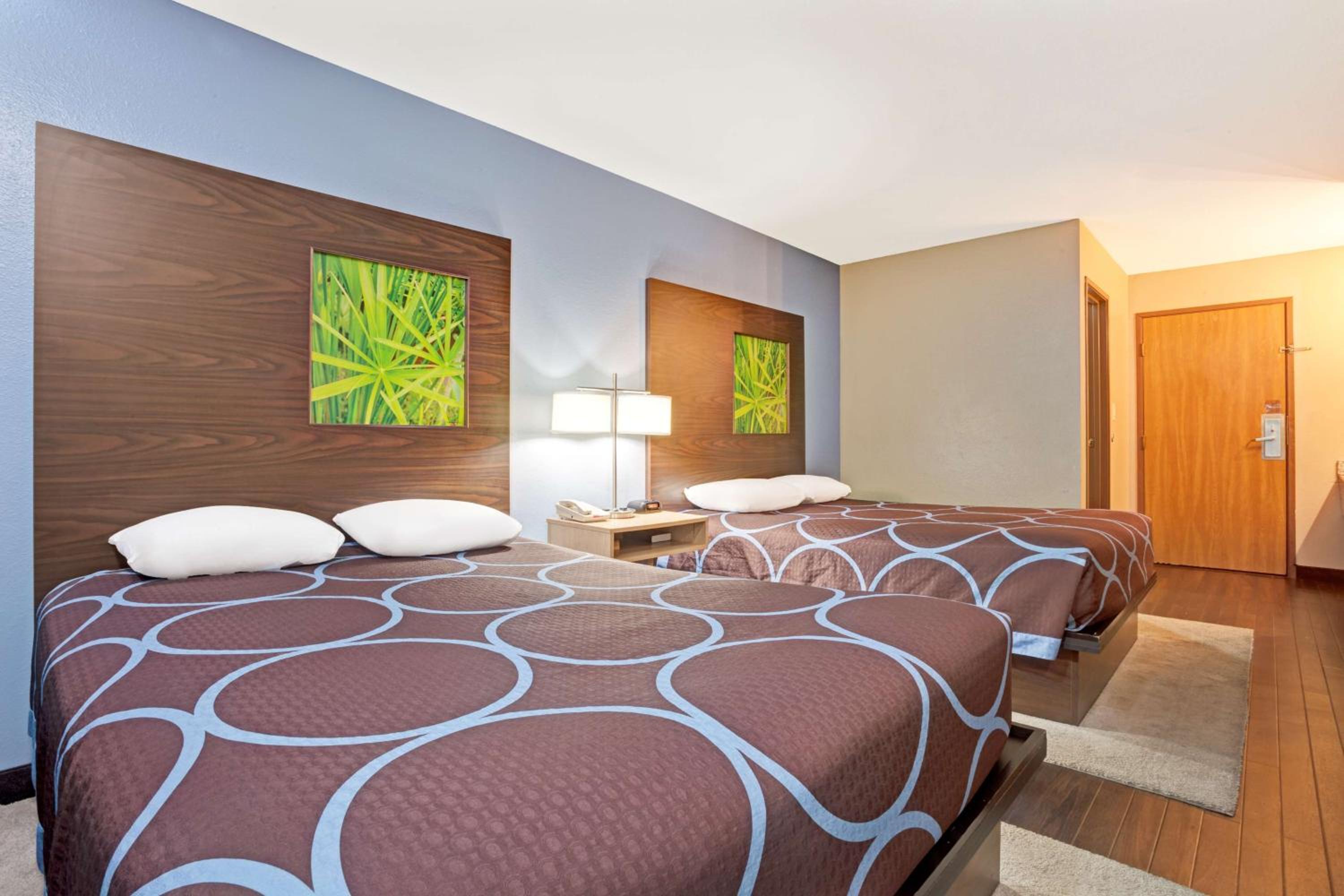 Deluxe Business Queen Room with Two Queen Beds - Non-Smoking - Photo 4