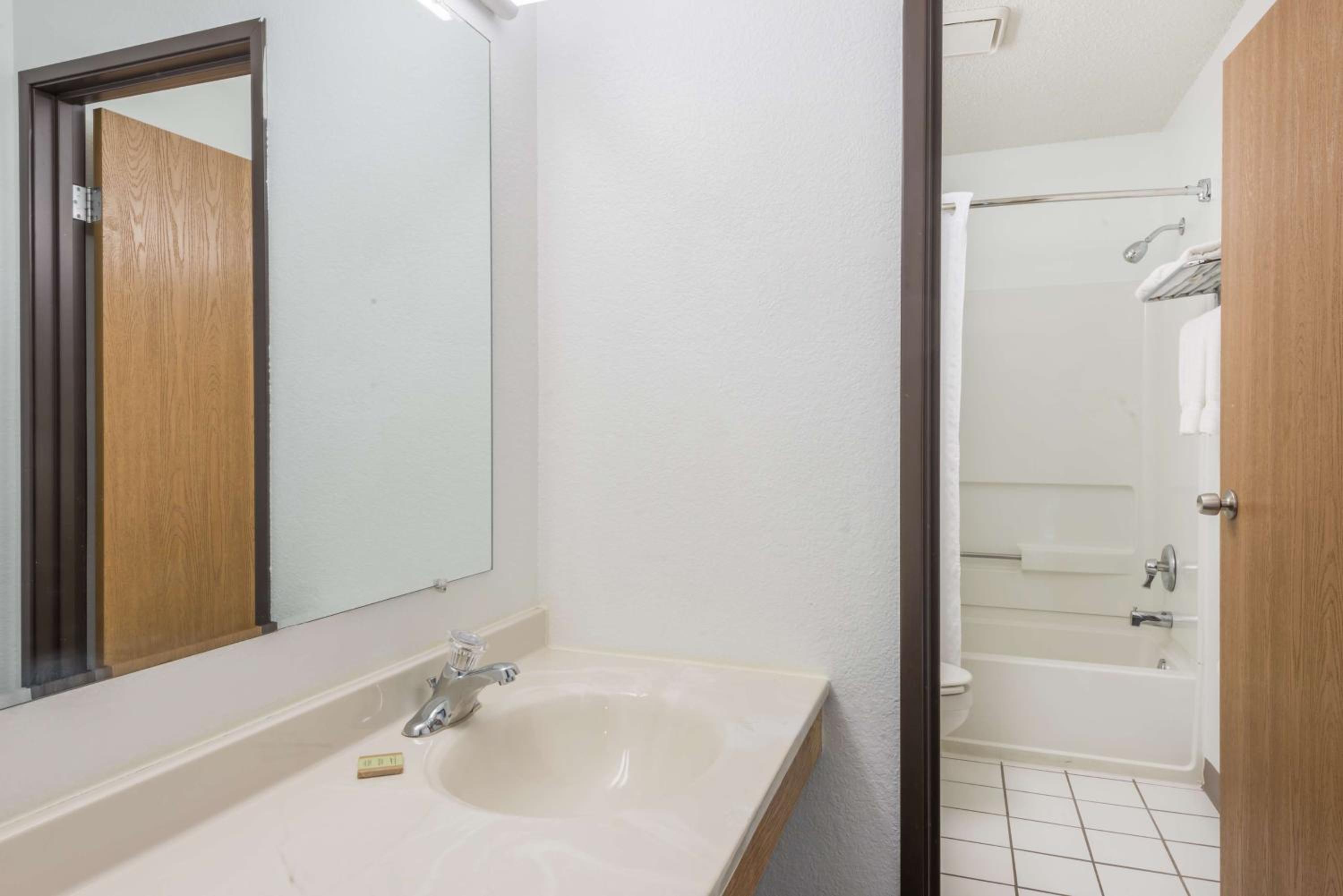 Queen Room - Non-Smoking - Photo 3