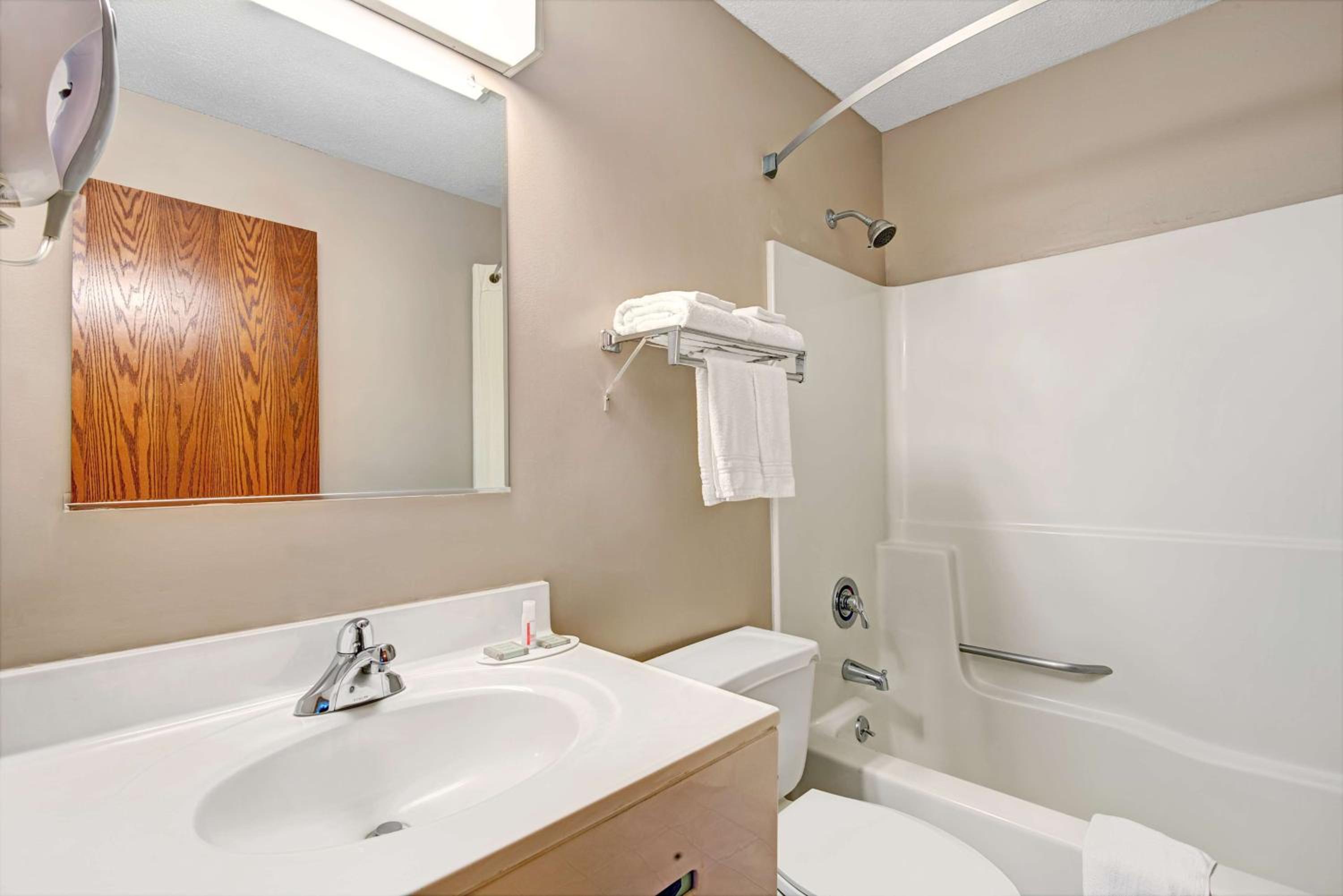 Queen Room - Non-Smoking - Photo 6