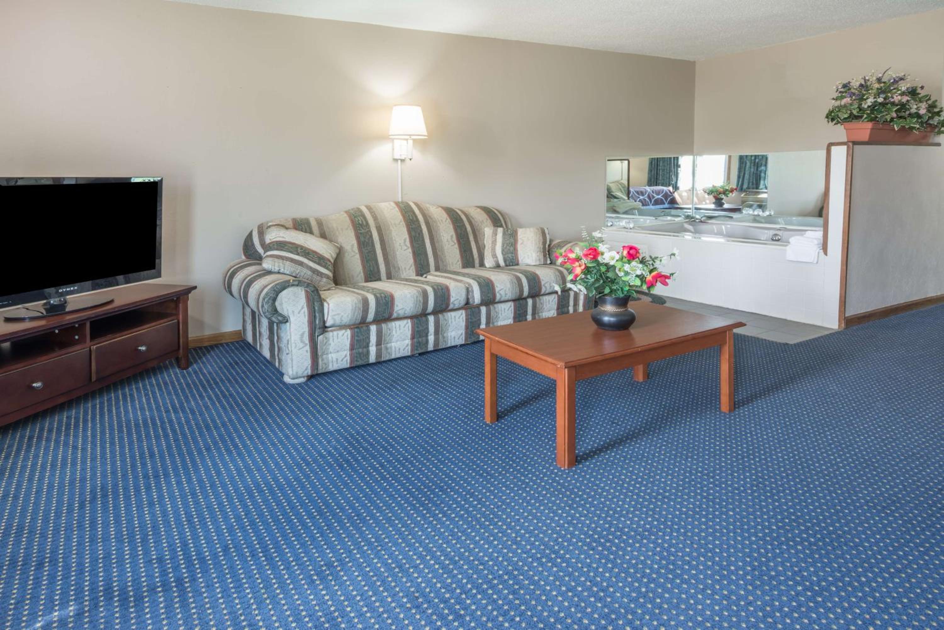 King Suite with Spa Bath - Non-Smoking