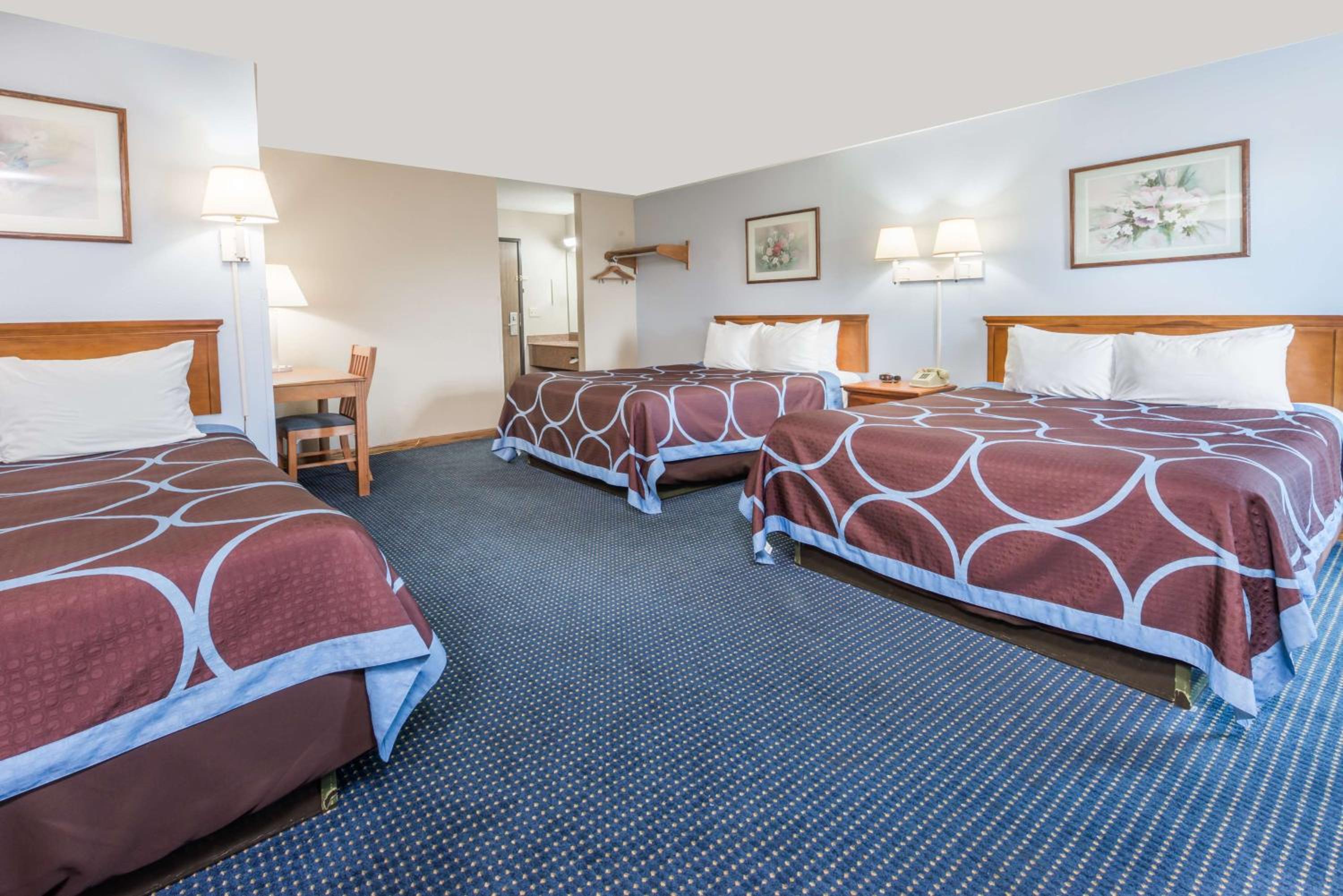 Three Queen Bed Suite - Non-Smoking